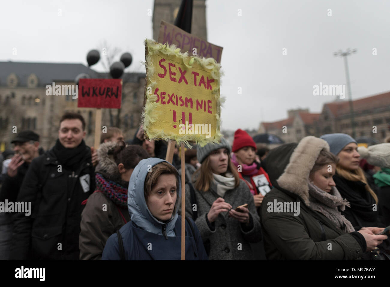Poznan, Grande Polonia, Polonia. Il 23 marzo 2018. Venerdì nero - Nazionale Femminile sciopero. Lunedì 19 Marzo, un gruppo di deputati del partito di governo, il diritto e la giustizia (PIS) e Kukiz15, nel settore della giustizia e dei diritti umani, il Comitato ha dato un parere positivo sul progetto di arresto atto di aborto. L'iniziativa, che conduce Kaja Godek al piombo, vuole stringere la già restrittiva contro la legge sull aborto in Polonia. Mercoledì o giovedì, il parlamentare della politica sociale e della Commissione famiglia doveva avere luogo. Il voto in plenaria è stata prevista anche la. Credito: Slawomir Kowalewski/Alamy Live News Foto Stock