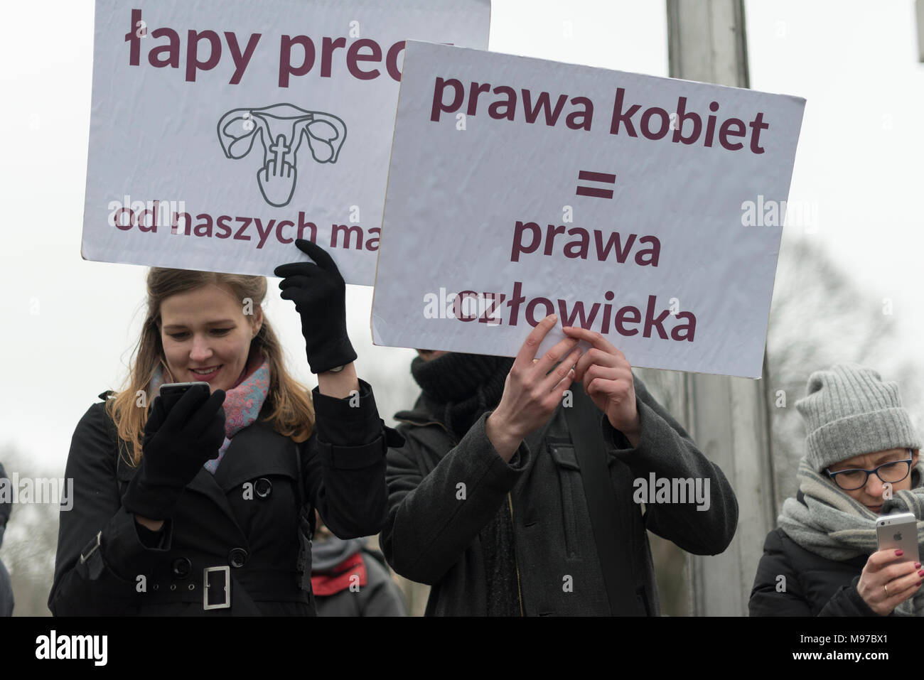 Poznan, Grande Polonia, Polonia. Il 23 marzo 2018. Venerdì nero - Nazionale Femminile sciopero. Lunedì 19 Marzo, un gruppo di deputati del partito di governo, il diritto e la giustizia (PIS) e Kukiz15, nel settore della giustizia e dei diritti umani, il Comitato ha dato un parere positivo sul progetto di arresto atto di aborto. L'iniziativa, che conduce Kaja Godek al piombo, vuole stringere la già restrittiva contro la legge sull aborto in Polonia. Mercoledì o giovedì, il parlamentare della politica sociale e della Commissione famiglia doveva avere luogo. Il voto in plenaria è stata prevista anche la. Credito: Slawomir Kowalewski/Alamy Live News Foto Stock