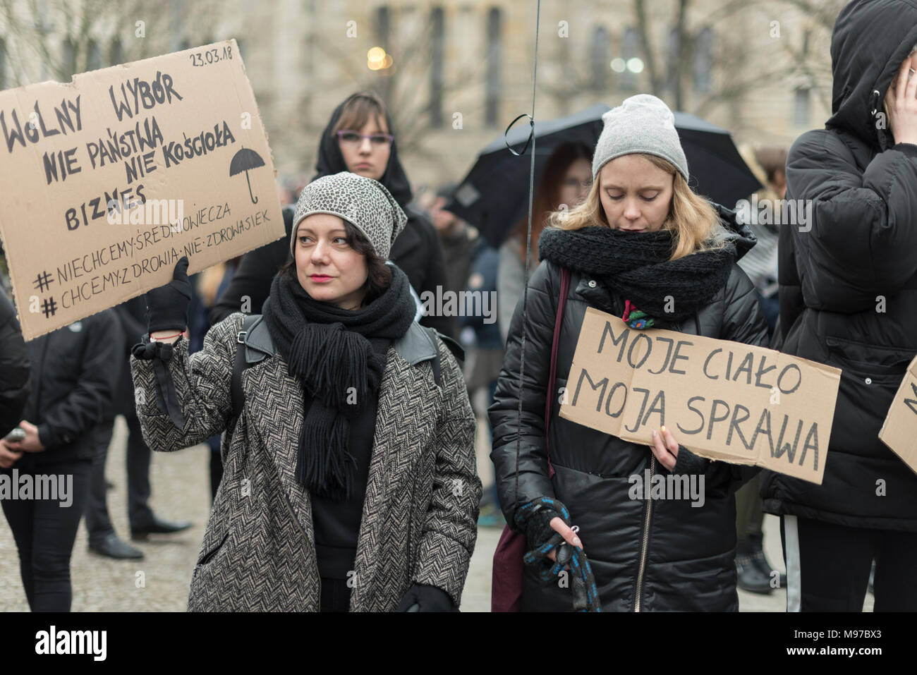 Poznan, Grande Polonia, Polonia. Il 23 marzo 2018. Venerdì nero - Nazionale Femminile sciopero. Lunedì 19 Marzo, un gruppo di deputati del partito di governo, il diritto e la giustizia (PIS) e Kukiz15, nel settore della giustizia e dei diritti umani, il Comitato ha dato un parere positivo sul progetto di arresto atto di aborto. L'iniziativa, che conduce Kaja Godek al piombo, vuole stringere la già restrittiva contro la legge sull aborto in Polonia. Mercoledì o giovedì, il parlamentare della politica sociale e della Commissione famiglia doveva avere luogo. Il voto in plenaria è stata prevista anche la. Credito: Slawomir Kowalewski/Alamy Live News Foto Stock
