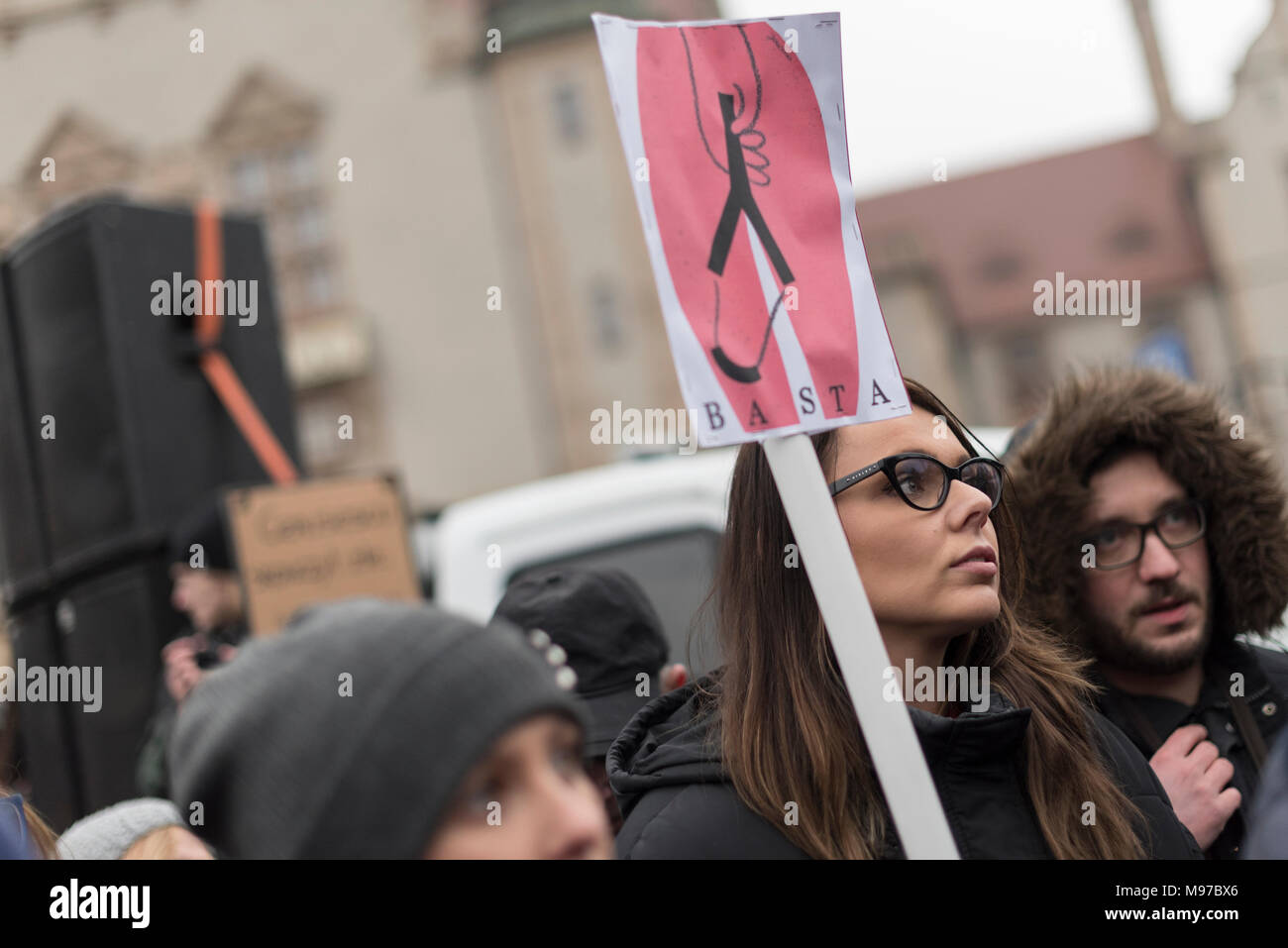 Poznan, Grande Polonia, Polonia. Il 23 marzo 2018. Venerdì nero - Nazionale Femminile sciopero. Lunedì 19 Marzo, un gruppo di deputati del partito di governo, il diritto e la giustizia (PIS) e Kukiz15, nel settore della giustizia e dei diritti umani, il Comitato ha dato un parere positivo sul progetto di arresto atto di aborto. L'iniziativa, che conduce Kaja Godek al piombo, vuole stringere la già restrittiva contro la legge sull aborto in Polonia. Mercoledì o giovedì, il parlamentare della politica sociale e della Commissione famiglia doveva avere luogo. Il voto in plenaria è stata prevista anche la. Credito: Slawomir Kowalewski/Alamy Live News Foto Stock