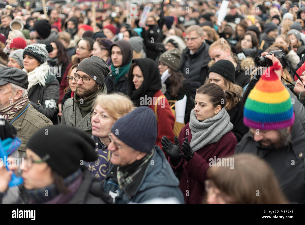 Poznan, Grande Polonia, Polonia. Il 23 marzo 2018. Venerdì nero - Nazionale Femminile sciopero. Lunedì 19 Marzo, un gruppo di deputati del partito di governo, il diritto e la giustizia (PIS) e Kukiz15, nel settore della giustizia e dei diritti umani, il Comitato ha dato un parere positivo sul progetto di arresto atto di aborto. L'iniziativa, che conduce Kaja Godek al piombo, vuole stringere la già restrittiva contro la legge sull aborto in Polonia. Mercoledì o giovedì, il parlamentare della politica sociale e della Commissione famiglia doveva avere luogo. Il voto in plenaria è stata prevista anche la. Credito: Slawomir Kowalewski/Alamy Live News Foto Stock