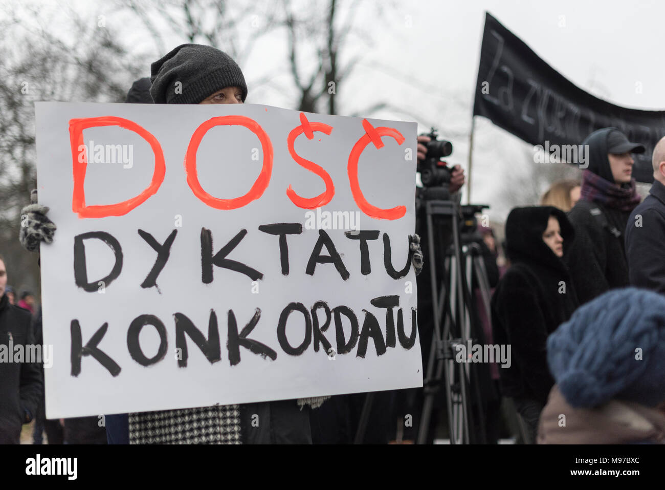 Poznan, Grande Polonia, Polonia. Il 23 marzo 2018. Venerdì nero - Nazionale Femminile sciopero. Lunedì 19 Marzo, un gruppo di deputati del partito di governo, il diritto e la giustizia (PIS) e Kukiz15, nel settore della giustizia e dei diritti umani, il Comitato ha dato un parere positivo sul progetto di arresto atto di aborto. L'iniziativa, che conduce Kaja Godek al piombo, vuole stringere la già restrittiva contro la legge sull aborto in Polonia. Mercoledì o giovedì, il parlamentare della politica sociale e della Commissione famiglia doveva avere luogo. Il voto in plenaria è stata prevista anche la. Credito: Slawomir Kowalewski/Alamy Live News Foto Stock