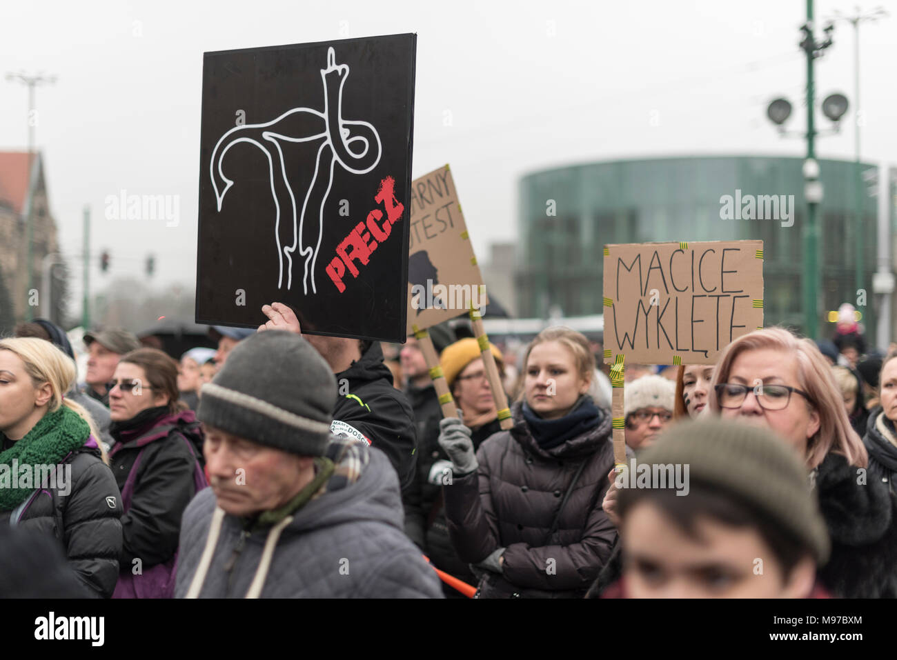 Poznan, Grande Polonia, Polonia. Il 23 marzo 2018. Venerdì nero - Nazionale Femminile sciopero. Lunedì 19 Marzo, un gruppo di deputati del partito di governo, il diritto e la giustizia (PIS) e Kukiz15, nel settore della giustizia e dei diritti umani, il Comitato ha dato un parere positivo sul progetto di arresto atto di aborto. L'iniziativa, che conduce Kaja Godek al piombo, vuole stringere la già restrittiva contro la legge sull aborto in Polonia. Mercoledì o giovedì, il parlamentare della politica sociale e della Commissione famiglia doveva avere luogo. Il voto in plenaria è stata prevista anche la. Credito: Slawomir Kowalewski/Alamy Live News Foto Stock