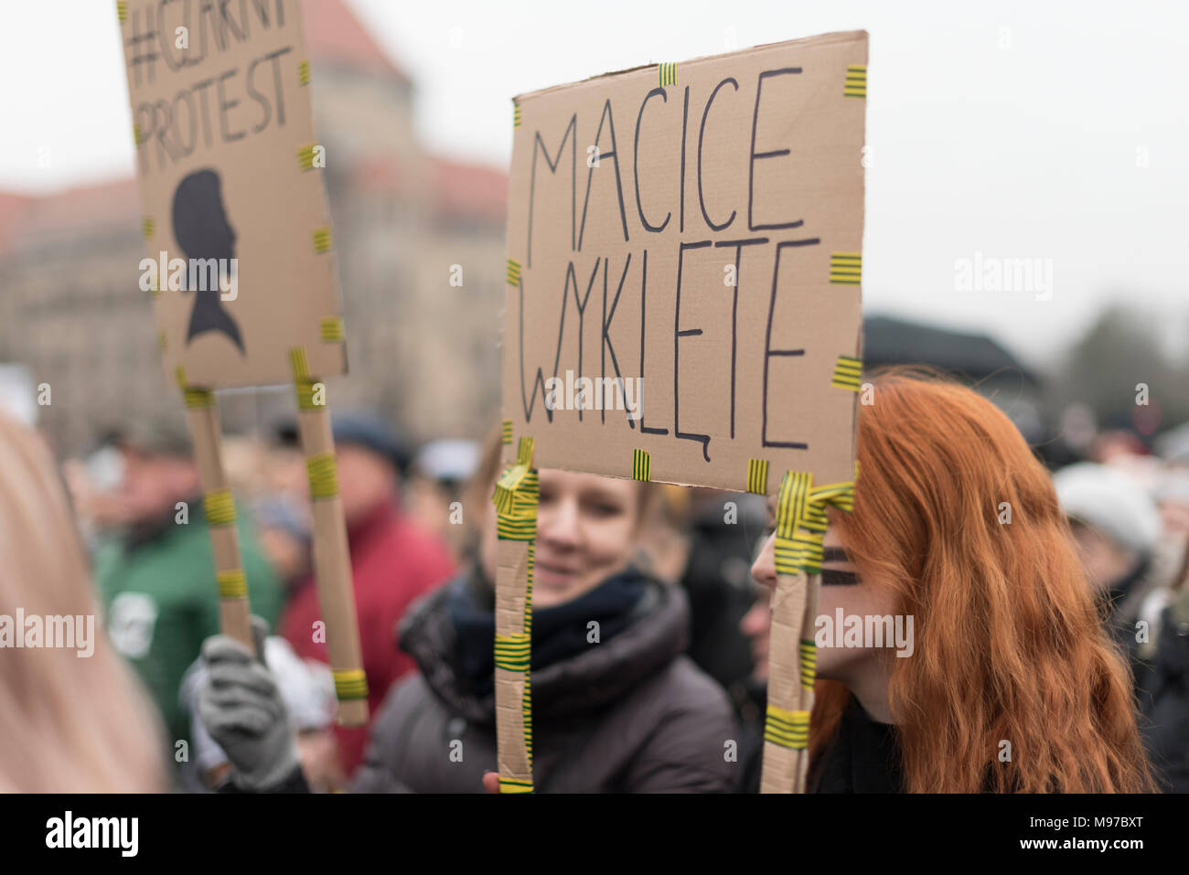 Poznan, Grande Polonia, Polonia. Il 23 marzo 2018. Venerdì nero - Nazionale Femminile sciopero. Lunedì 19 Marzo, un gruppo di deputati del partito di governo, il diritto e la giustizia (PIS) e Kukiz15, nel settore della giustizia e dei diritti umani, il Comitato ha dato un parere positivo sul progetto di arresto atto di aborto. L'iniziativa, che conduce Kaja Godek al piombo, vuole stringere la già restrittiva contro la legge sull aborto in Polonia. Mercoledì o giovedì, il parlamentare della politica sociale e della Commissione famiglia doveva avere luogo. Il voto in plenaria è stata prevista anche la. Credito: Slawomir Kowalewski/Alamy Live News Foto Stock