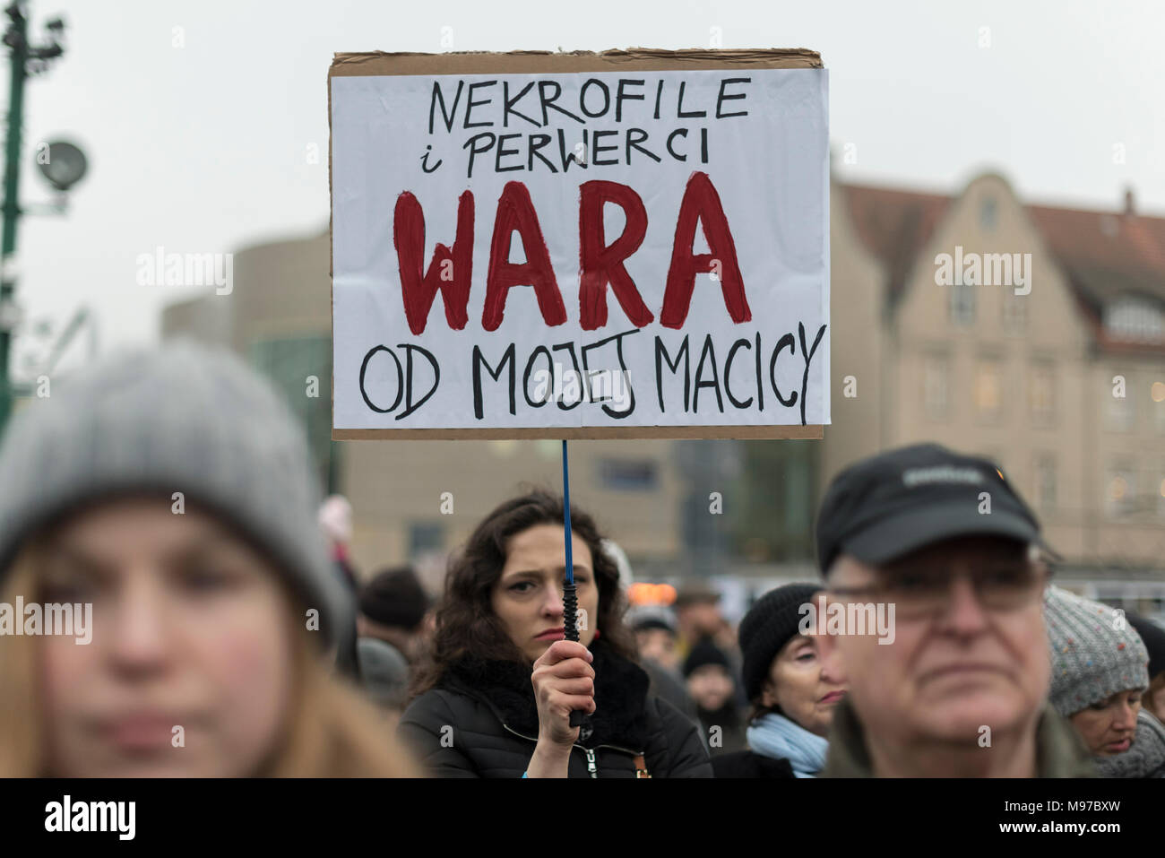 Poznan, Grande Polonia, Polonia. Il 23 marzo 2018. Venerdì nero - Nazionale Femminile sciopero. Lunedì 19 Marzo, un gruppo di deputati del partito di governo, il diritto e la giustizia (PIS) e Kukiz15, nel settore della giustizia e dei diritti umani, il Comitato ha dato un parere positivo sul progetto di arresto atto di aborto. L'iniziativa, che conduce Kaja Godek al piombo, vuole stringere la già restrittiva contro la legge sull aborto in Polonia. Mercoledì o giovedì, il parlamentare della politica sociale e della Commissione famiglia doveva avere luogo. Il voto in plenaria è stata prevista anche la. Credito: Slawomir Kowalewski/Alamy Live News Foto Stock