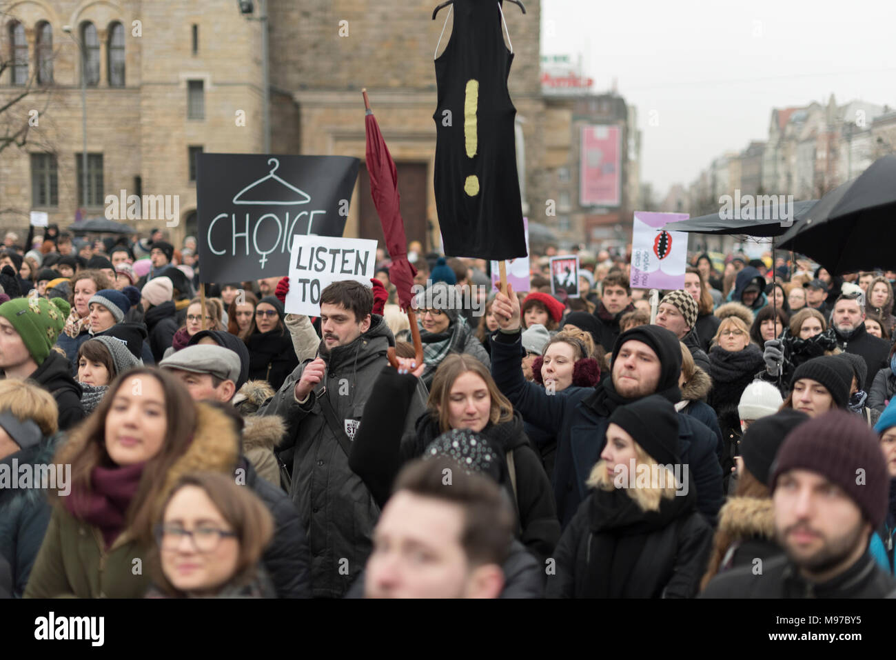 Poznan, Grande Polonia, Polonia. Il 23 marzo 2018. Venerdì nero - Nazionale Femminile sciopero. Lunedì 19 Marzo, un gruppo di deputati del partito di governo, il diritto e la giustizia (PIS) e Kukiz15, nel settore della giustizia e dei diritti umani, il Comitato ha dato un parere positivo sul progetto di arresto atto di aborto. L'iniziativa, che conduce Kaja Godek al piombo, vuole stringere la già restrittiva contro la legge sull aborto in Polonia. Mercoledì o giovedì, il parlamentare della politica sociale e della Commissione famiglia doveva avere luogo. Il voto in plenaria è stata prevista anche la. Credito: Slawomir Kowalewski/Alamy Live News Foto Stock
