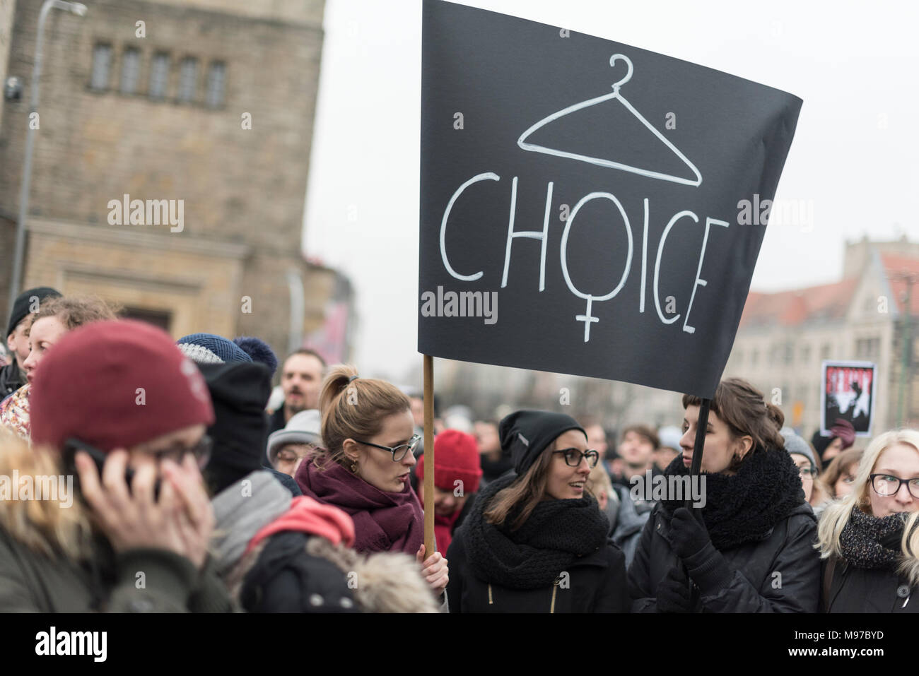 Poznan, Grande Polonia, Polonia. Il 23 marzo 2018. Venerdì nero - Nazionale Femminile sciopero. Lunedì 19 Marzo, un gruppo di deputati del partito di governo, il diritto e la giustizia (PIS) e Kukiz15, nel settore della giustizia e dei diritti umani, il Comitato ha dato un parere positivo sul progetto di arresto atto di aborto. L'iniziativa, che conduce Kaja Godek al piombo, vuole stringere la già restrittiva contro la legge sull aborto in Polonia. Mercoledì o giovedì, il parlamentare della politica sociale e della Commissione famiglia doveva avere luogo. Il voto in plenaria è stata prevista anche la. Credito: Slawomir Kowalewski/Alamy Live News Foto Stock