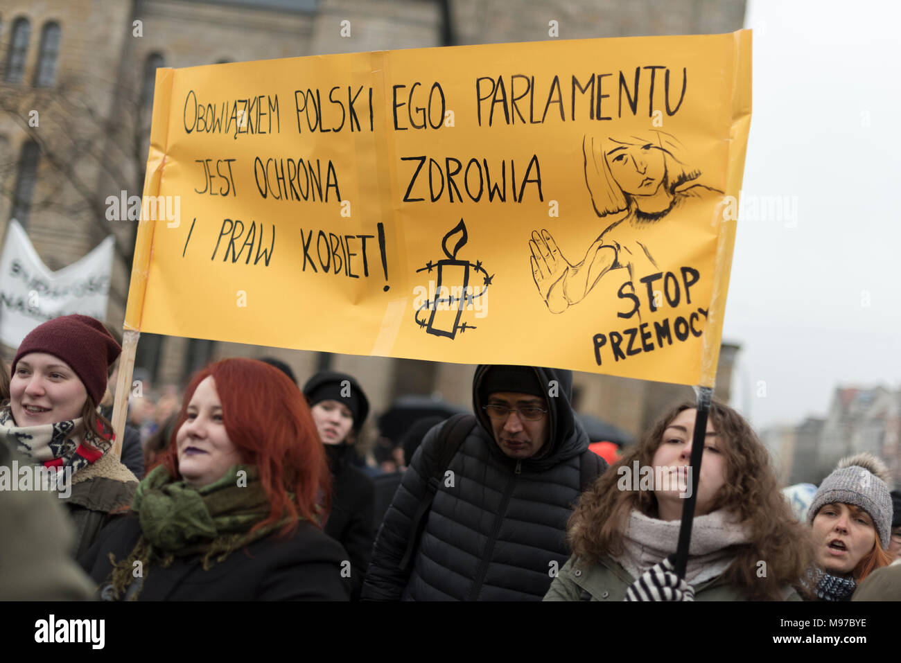 Poznan, Grande Polonia, Polonia. Il 23 marzo 2018. Venerdì nero - Nazionale Femminile sciopero. Lunedì 19 Marzo, un gruppo di deputati del partito di governo, il diritto e la giustizia (PIS) e Kukiz15, nel settore della giustizia e dei diritti umani, il Comitato ha dato un parere positivo sul progetto di arresto atto di aborto. L'iniziativa, che conduce Kaja Godek al piombo, vuole stringere la già restrittiva contro la legge sull aborto in Polonia. Mercoledì o giovedì, il parlamentare della politica sociale e della Commissione famiglia doveva avere luogo. Il voto in plenaria è stata prevista anche la. Credito: Slawomir Kowalewski/Alamy Live News Foto Stock