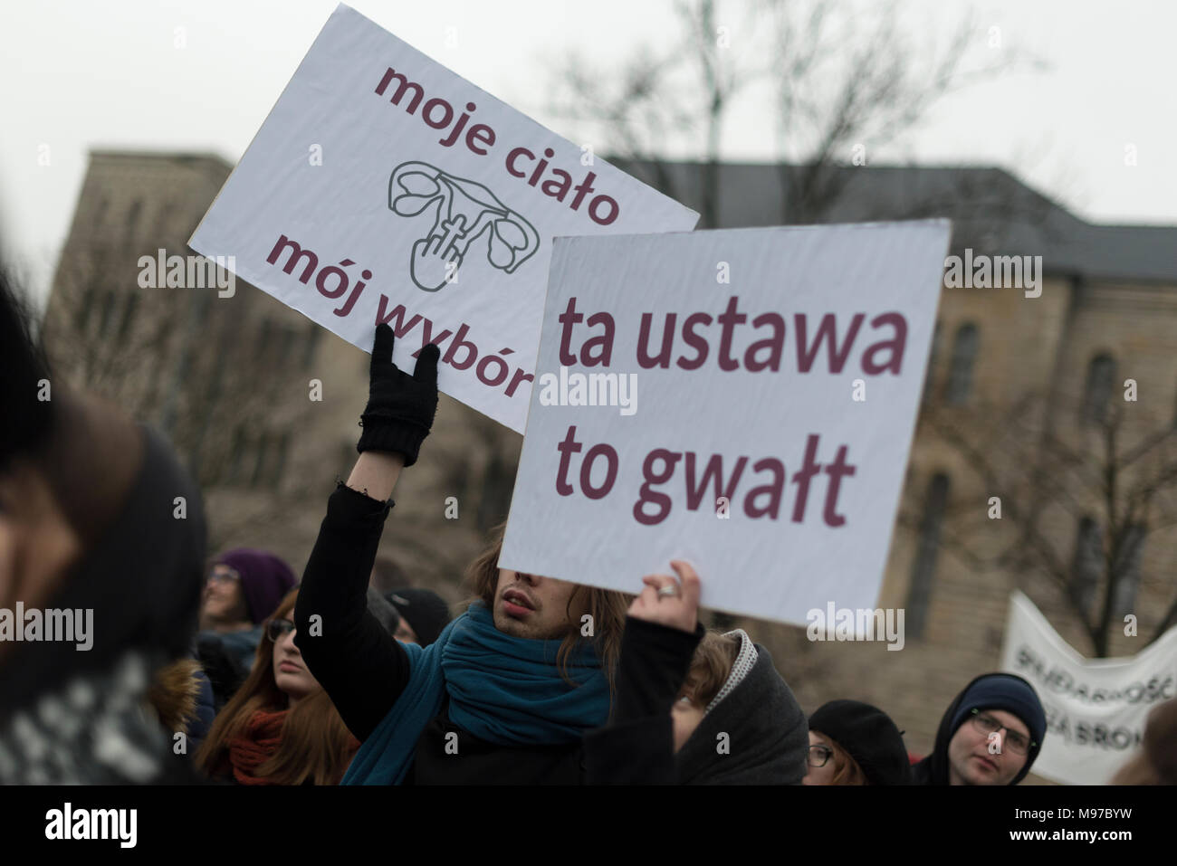 Poznan, Grande Polonia, Polonia. Il 23 marzo 2018. Venerdì nero - Nazionale Femminile sciopero. Lunedì 19 Marzo, un gruppo di deputati del partito di governo, il diritto e la giustizia (PIS) e Kukiz15, nel settore della giustizia e dei diritti umani, il Comitato ha dato un parere positivo sul progetto di arresto atto di aborto. L'iniziativa, che conduce Kaja Godek al piombo, vuole stringere la già restrittiva contro la legge sull aborto in Polonia. Mercoledì o giovedì, il parlamentare della politica sociale e della Commissione famiglia doveva avere luogo. Il voto in plenaria è stata prevista anche la. Credito: Slawomir Kowalewski/Alamy Live News Foto Stock
