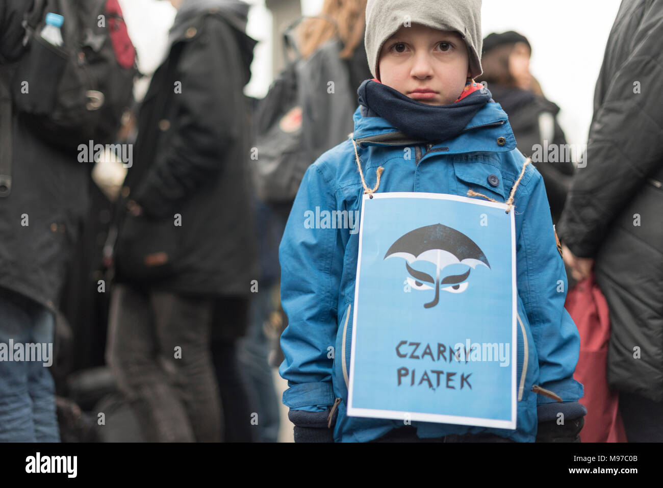 Poznan, Grande Polonia, Polonia. Il 23 marzo 2018. Venerdì nero - Nazionale Femminile sciopero. Lunedì 19 Marzo, un gruppo di deputati del partito di governo, il diritto e la giustizia (PIS) e Kukiz15, nel settore della giustizia e dei diritti umani, il Comitato ha dato un parere positivo sul progetto di arresto atto di aborto. L'iniziativa, che conduce Kaja Godek al piombo, vuole stringere la già restrittiva contro la legge sull aborto in Polonia. Mercoledì o giovedì, il parlamentare della politica sociale e della Commissione famiglia doveva avere luogo. Il voto in plenaria è stata prevista anche la. Credito: Slawomir Kowalewski/Alamy Live News Foto Stock