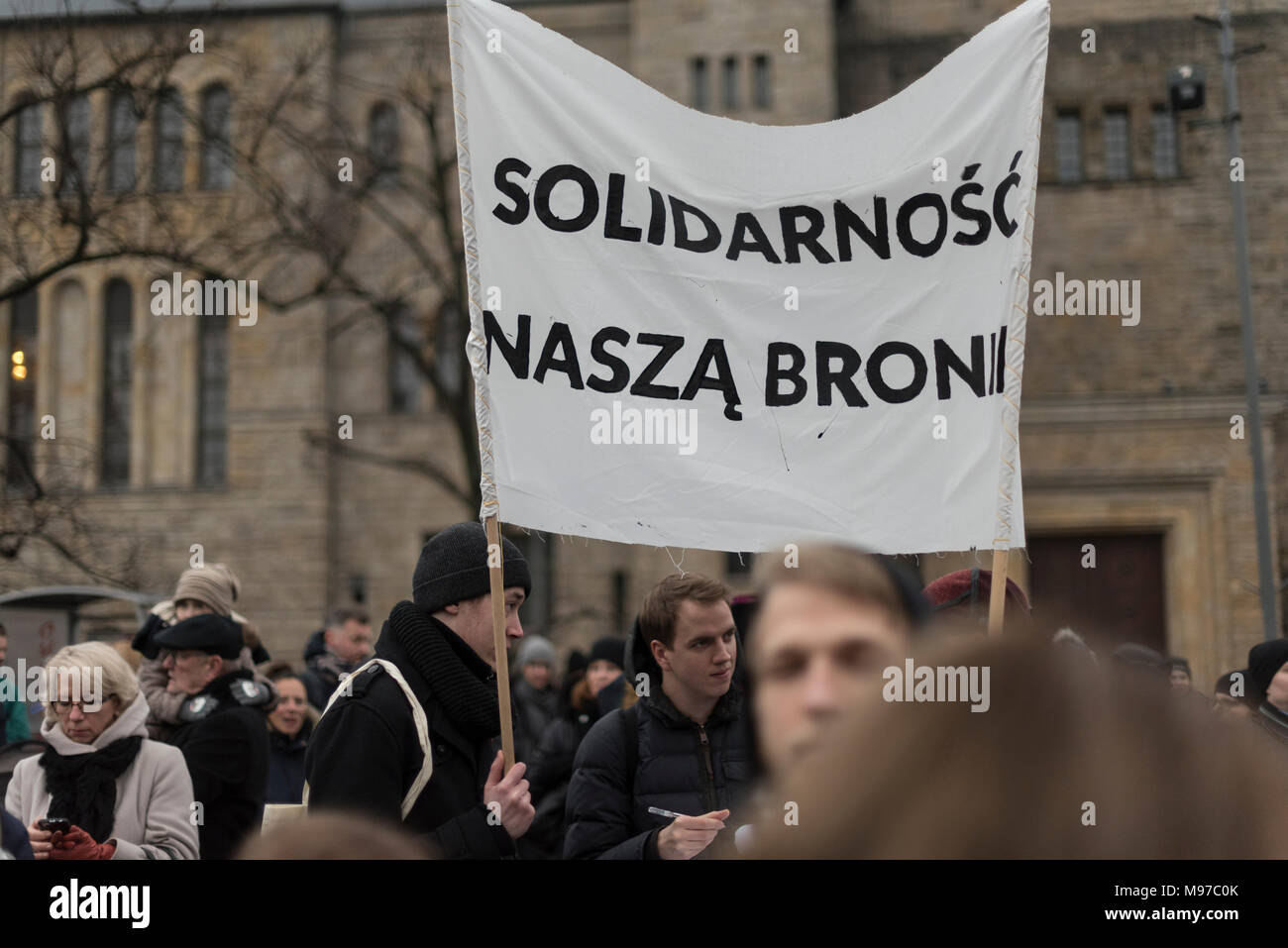Poznan, Grande Polonia, Polonia. Il 23 marzo 2018. Venerdì nero - Nazionale Femminile sciopero. Lunedì 19 Marzo, un gruppo di deputati del partito di governo, il diritto e la giustizia (PIS) e Kukiz15, nel settore della giustizia e dei diritti umani, il Comitato ha dato un parere positivo sul progetto di arresto atto di aborto. L'iniziativa, che conduce Kaja Godek al piombo, vuole stringere la già restrittiva contro la legge sull aborto in Polonia. Mercoledì o giovedì, il parlamentare della politica sociale e della Commissione famiglia doveva avere luogo. Il voto in plenaria è stata prevista anche la. Credito: Slawomir Kowalewski/Alamy Live News Foto Stock