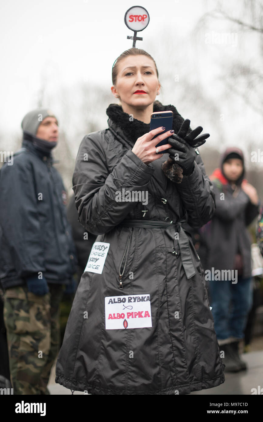 Poznan, Grande Polonia, Polonia. Il 23 marzo 2018. Venerdì nero - Nazionale Femminile sciopero. Lunedì 19 Marzo, un gruppo di deputati del partito di governo, il diritto e la giustizia (PIS) e Kukiz15, nel settore della giustizia e dei diritti umani, il Comitato ha dato un parere positivo sul progetto di arresto atto di aborto. L'iniziativa, che conduce Kaja Godek al piombo, vuole stringere la già restrittiva contro la legge sull aborto in Polonia. Mercoledì o giovedì, il parlamentare della politica sociale e della Commissione famiglia doveva avere luogo. Il voto in plenaria è stata prevista anche la. Credito: Slawomir Kowalewski/Alamy Live News Foto Stock