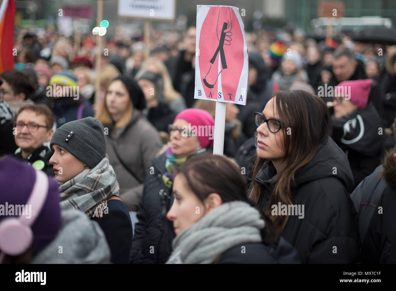 Poznan, Grande Polonia, Polonia. Il 23 marzo 2018. Venerdì nero - Nazionale Femminile sciopero. Lunedì 19 Marzo, un gruppo di deputati del partito di governo, il diritto e la giustizia (PIS) e Kukiz15, nel settore della giustizia e dei diritti umani, il Comitato ha dato un parere positivo sul progetto di arresto atto di aborto. L'iniziativa, che conduce Kaja Godek al piombo, vuole stringere la già restrittiva contro la legge sull aborto in Polonia. Mercoledì o giovedì, il parlamentare della politica sociale e della Commissione famiglia doveva avere luogo. Il voto in plenaria è stata prevista anche la. Credito: Slawomir Kowalewski/Alamy Live News Foto Stock