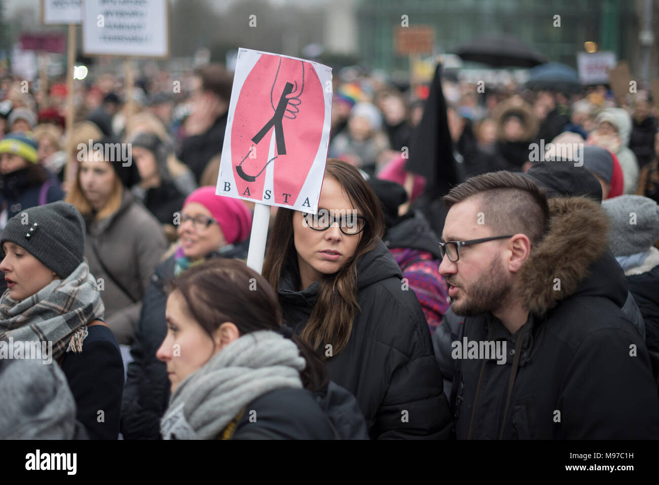 Poznan, Grande Polonia, Polonia. Il 23 marzo 2018. Venerdì nero - Nazionale Femminile sciopero. Lunedì 19 Marzo, un gruppo di deputati del partito di governo, il diritto e la giustizia (PIS) e Kukiz15, nel settore della giustizia e dei diritti umani, il Comitato ha dato un parere positivo sul progetto di arresto atto di aborto. L'iniziativa, che conduce Kaja Godek al piombo, vuole stringere la già restrittiva contro la legge sull aborto in Polonia. Mercoledì o giovedì, il parlamentare della politica sociale e della Commissione famiglia doveva avere luogo. Il voto in plenaria è stata prevista anche la. Credito: Slawomir Kowalewski/Alamy Live News Foto Stock
