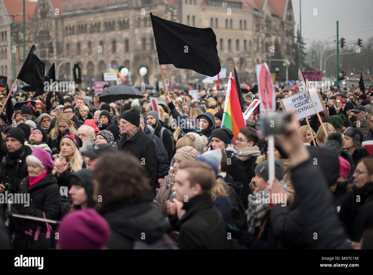 Poznan, Grande Polonia, Polonia. Il 23 marzo 2018. Venerdì nero - Nazionale Femminile sciopero. Lunedì 19 Marzo, un gruppo di deputati del partito di governo, il diritto e la giustizia (PIS) e Kukiz15, nel settore della giustizia e dei diritti umani, il Comitato ha dato un parere positivo sul progetto di arresto atto di aborto. L'iniziativa, che conduce Kaja Godek al piombo, vuole stringere la già restrittiva contro la legge sull aborto in Polonia. Mercoledì o giovedì, il parlamentare della politica sociale e della Commissione famiglia doveva avere luogo. Il voto in plenaria è stata prevista anche la. Credito: Slawomir Kowalewski/Alamy Live News Foto Stock