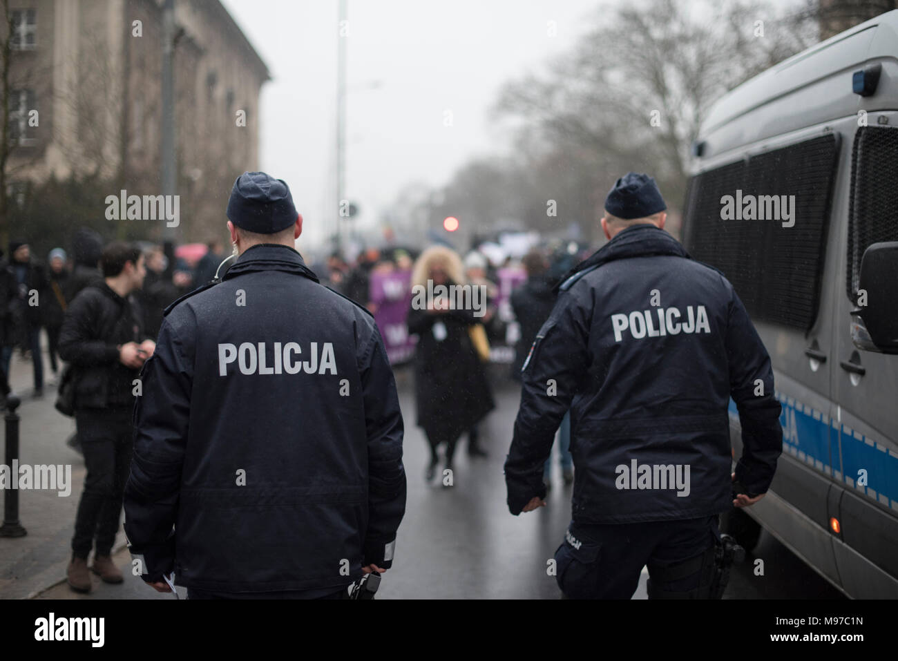 Poznan, Grande Polonia, Polonia. Il 23 marzo 2018. Venerdì nero - Nazionale Femminile sciopero. Lunedì 19 Marzo, un gruppo di deputati del partito di governo, il diritto e la giustizia (PIS) e Kukiz15, nel settore della giustizia e dei diritti umani, il Comitato ha dato un parere positivo sul progetto di arresto atto di aborto. L'iniziativa, che conduce Kaja Godek al piombo, vuole stringere la già restrittiva contro la legge sull aborto in Polonia. Mercoledì o giovedì, il parlamentare della politica sociale e della Commissione famiglia doveva avere luogo. Il voto in plenaria è stata prevista anche la. Credito: Slawomir Kowalewski/Alamy Live News Foto Stock
