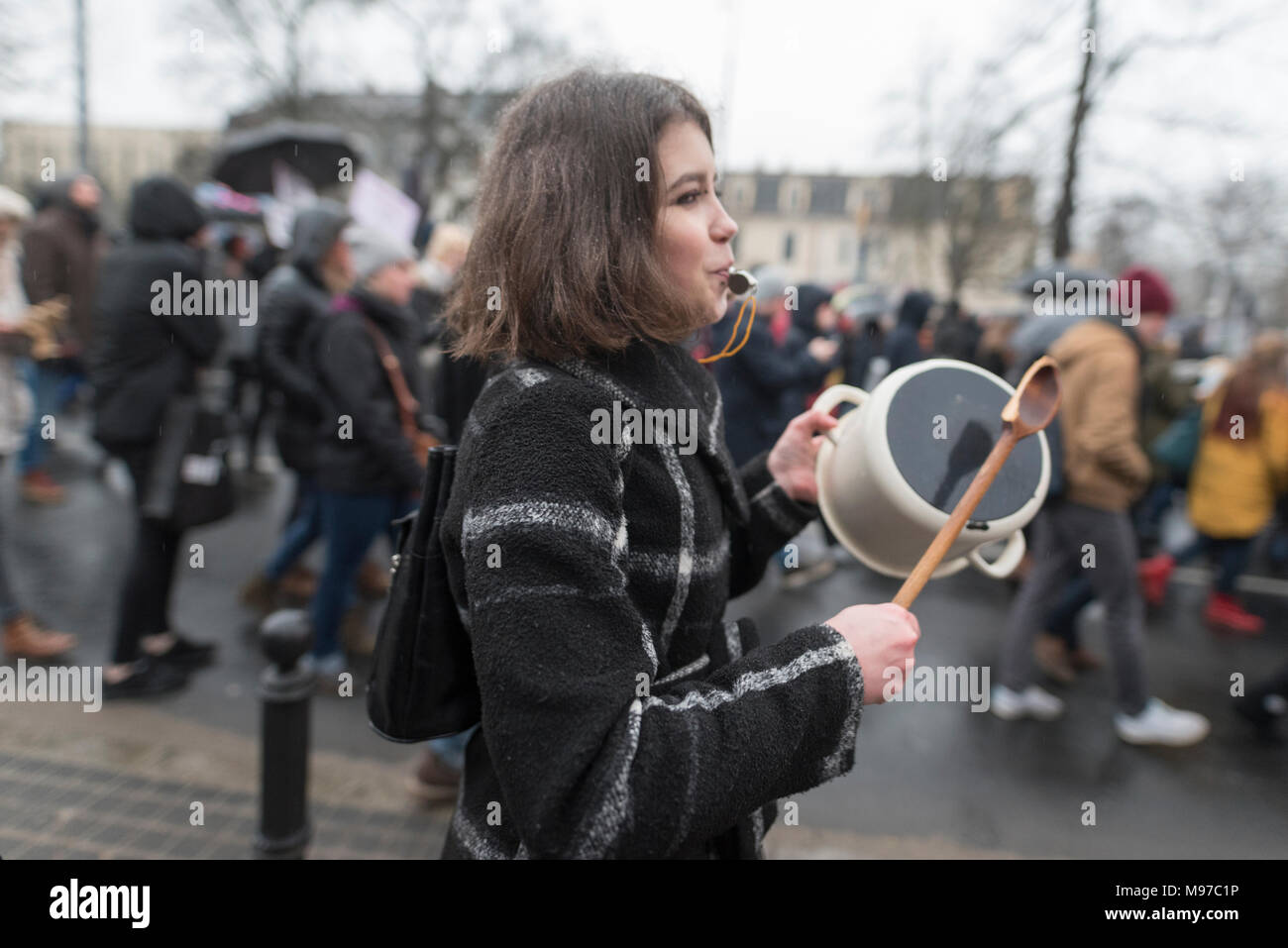 Poznan, Grande Polonia, Polonia. Il 23 marzo 2018. Venerdì nero - Nazionale Femminile sciopero. Lunedì 19 Marzo, un gruppo di deputati del partito di governo, il diritto e la giustizia (PIS) e Kukiz15, nel settore della giustizia e dei diritti umani, il Comitato ha dato un parere positivo sul progetto di arresto atto di aborto. L'iniziativa, che conduce Kaja Godek al piombo, vuole stringere la già restrittiva contro la legge sull aborto in Polonia. Mercoledì o giovedì, il parlamentare della politica sociale e della Commissione famiglia doveva avere luogo. Il voto in plenaria è stata prevista anche la. Credito: Slawomir Kowalewski/Alamy Live News Foto Stock
