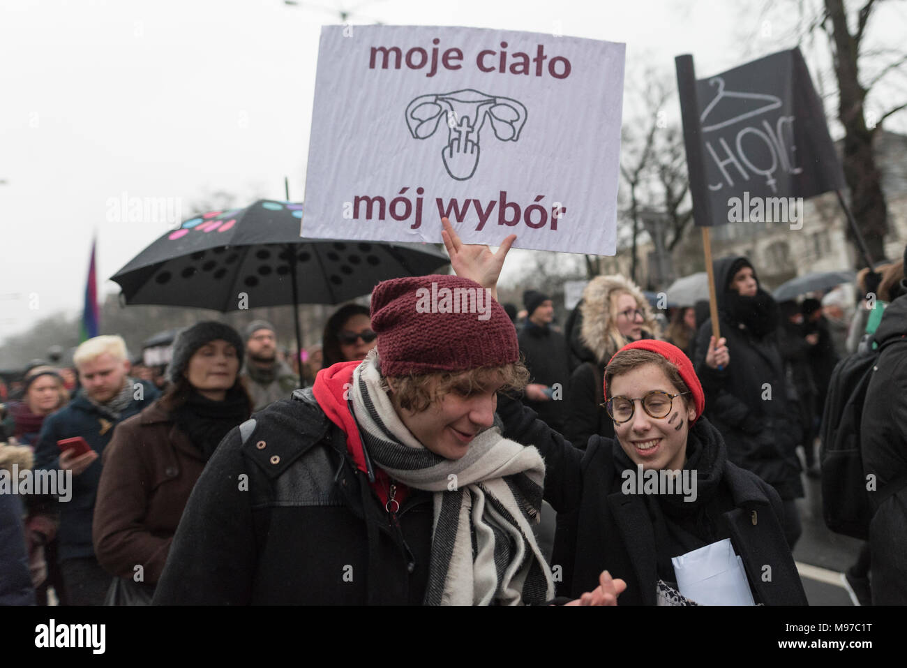 Poznan, Grande Polonia, Polonia. Il 23 marzo 2018. Venerdì nero - Nazionale Femminile sciopero. Lunedì 19 Marzo, un gruppo di deputati del partito di governo, il diritto e la giustizia (PIS) e Kukiz15, nel settore della giustizia e dei diritti umani, il Comitato ha dato un parere positivo sul progetto di arresto atto di aborto. L'iniziativa, che conduce Kaja Godek al piombo, vuole stringere la già restrittiva contro la legge sull aborto in Polonia. Mercoledì o giovedì, il parlamentare della politica sociale e della Commissione famiglia doveva avere luogo. Il voto in plenaria è stata prevista anche la. Credito: Slawomir Kowalewski/Alamy Live News Foto Stock