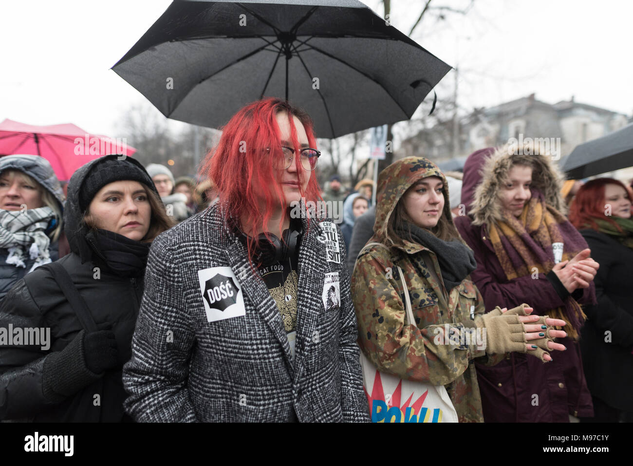 Poznan, Grande Polonia, Polonia. Il 23 marzo 2018. Venerdì nero - Nazionale Femminile sciopero. Lunedì 19 Marzo, un gruppo di deputati del partito di governo, il diritto e la giustizia (PIS) e Kukiz15, nel settore della giustizia e dei diritti umani, il Comitato ha dato un parere positivo sul progetto di arresto atto di aborto. L'iniziativa, che conduce Kaja Godek al piombo, vuole stringere la già restrittiva contro la legge sull aborto in Polonia. Mercoledì o giovedì, il parlamentare della politica sociale e della Commissione famiglia doveva avere luogo. Il voto in plenaria è stata prevista anche la. Credito: Slawomir Kowalewski/Alamy Live News Foto Stock