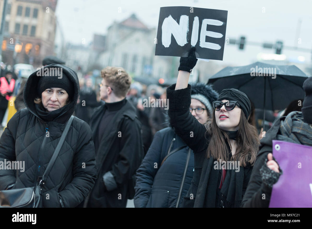Poznan, Grande Polonia, Polonia. Il 23 marzo 2018. Venerdì nero - Nazionale Femminile sciopero. Lunedì 19 Marzo, un gruppo di deputati del partito di governo, il diritto e la giustizia (PIS) e Kukiz15, nel settore della giustizia e dei diritti umani, il Comitato ha dato un parere positivo sul progetto di arresto atto di aborto. L'iniziativa, che conduce Kaja Godek al piombo, vuole stringere la già restrittiva contro la legge sull aborto in Polonia. Mercoledì o giovedì, il parlamentare della politica sociale e della Commissione famiglia doveva avere luogo. Il voto in plenaria è stata prevista anche la. Credito: Slawomir Kowalewski/Alamy Live News Foto Stock