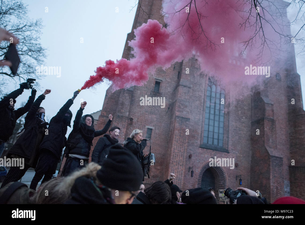 Poznan, Grande Polonia, Polonia. Il 23 marzo 2018. Venerdì nero - Nazionale Femminile sciopero. Lunedì 19 Marzo, un gruppo di deputati del partito di governo, il diritto e la giustizia (PIS) e Kukiz15, nel settore della giustizia e dei diritti umani, il Comitato ha dato un parere positivo sul progetto di arresto atto di aborto. L'iniziativa, che conduce Kaja Godek al piombo, vuole stringere la già restrittiva contro la legge sull aborto in Polonia. Mercoledì o giovedì, il parlamentare della politica sociale e della Commissione famiglia doveva avere luogo. Il voto in plenaria è stata prevista anche la. Credito: Slawomir Kowalewski/Alamy Live News Foto Stock