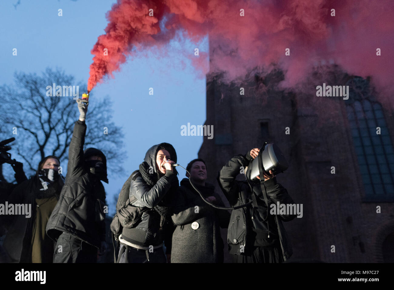 Poznan, Grande Polonia, Polonia. Il 23 marzo 2018. Venerdì nero - Nazionale Femminile sciopero. Lunedì 19 Marzo, un gruppo di deputati del partito di governo, il diritto e la giustizia (PIS) e Kukiz15, nel settore della giustizia e dei diritti umani, il Comitato ha dato un parere positivo sul progetto di arresto atto di aborto. L'iniziativa, che conduce Kaja Godek al piombo, vuole stringere la già restrittiva contro la legge sull aborto in Polonia. Mercoledì o giovedì, il parlamentare della politica sociale e della Commissione famiglia doveva avere luogo. Il voto in plenaria è stata prevista anche la. Credito: Slawomir Kowalewski/Alamy Live News Foto Stock