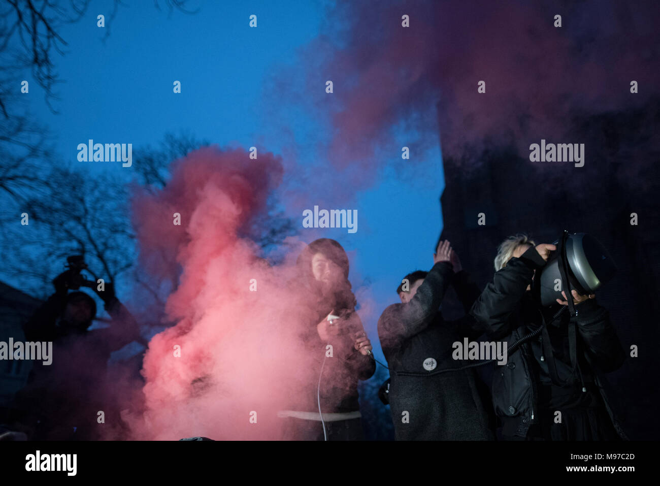 Poznan, Grande Polonia, Polonia. Il 23 marzo 2018. Venerdì nero - Nazionale Femminile sciopero. Lunedì 19 Marzo, un gruppo di deputati del partito di governo, il diritto e la giustizia (PIS) e Kukiz15, nel settore della giustizia e dei diritti umani, il Comitato ha dato un parere positivo sul progetto di arresto atto di aborto. L'iniziativa, che conduce Kaja Godek al piombo, vuole stringere la già restrittiva contro la legge sull aborto in Polonia. Mercoledì o giovedì, il parlamentare della politica sociale e della Commissione famiglia doveva avere luogo. Il voto in plenaria è stata prevista anche la. Credito: Slawomir Kowalewski/Alamy Live News Foto Stock