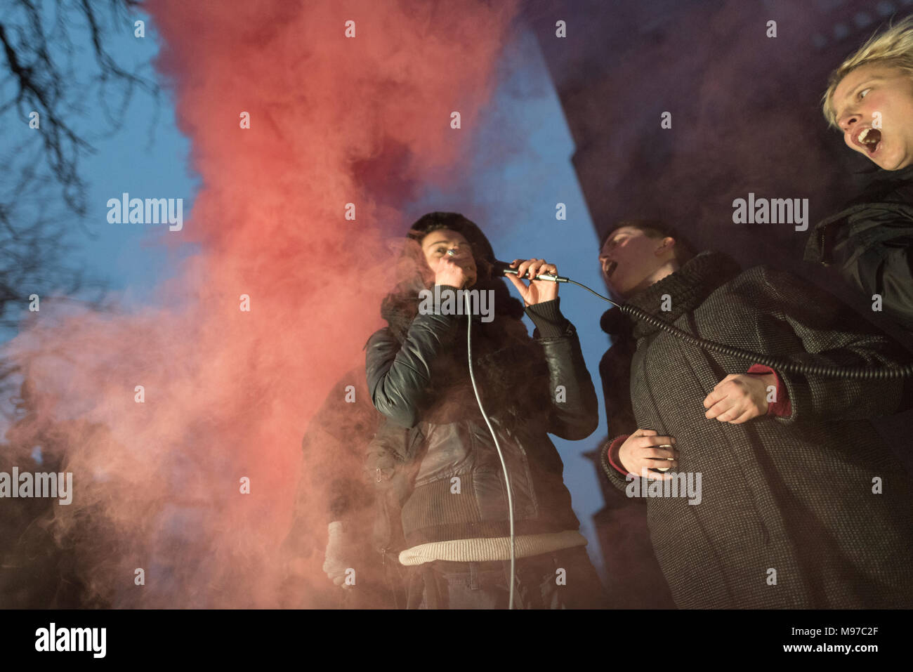 Poznan, Grande Polonia, Polonia. Il 23 marzo 2018. Venerdì nero - Nazionale Femminile sciopero. Lunedì 19 Marzo, un gruppo di deputati del partito di governo, il diritto e la giustizia (PIS) e Kukiz15, nel settore della giustizia e dei diritti umani, il Comitato ha dato un parere positivo sul progetto di arresto atto di aborto. L'iniziativa, che conduce Kaja Godek al piombo, vuole stringere la già restrittiva contro la legge sull aborto in Polonia. Mercoledì o giovedì, il parlamentare della politica sociale e della Commissione famiglia doveva avere luogo. Il voto in plenaria è stata prevista anche la. Credito: Slawomir Kowalewski/Alamy Live News Foto Stock