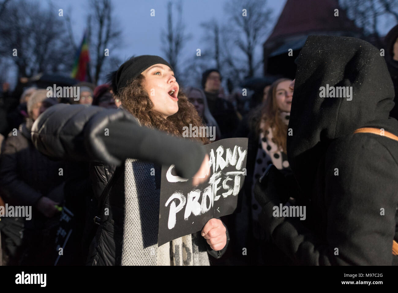 Poznan, Grande Polonia, Polonia. Il 23 marzo 2018. Venerdì nero - Nazionale Femminile sciopero. Lunedì 19 Marzo, un gruppo di deputati del partito di governo, il diritto e la giustizia (PIS) e Kukiz15, nel settore della giustizia e dei diritti umani, il Comitato ha dato un parere positivo sul progetto di arresto atto di aborto. L'iniziativa, che conduce Kaja Godek al piombo, vuole stringere la già restrittiva contro la legge sull aborto in Polonia. Mercoledì o giovedì, il parlamentare della politica sociale e della Commissione famiglia doveva avere luogo. Il voto in plenaria è stata prevista anche la. Credito: Slawomir Kowalewski/Alamy Live News Foto Stock