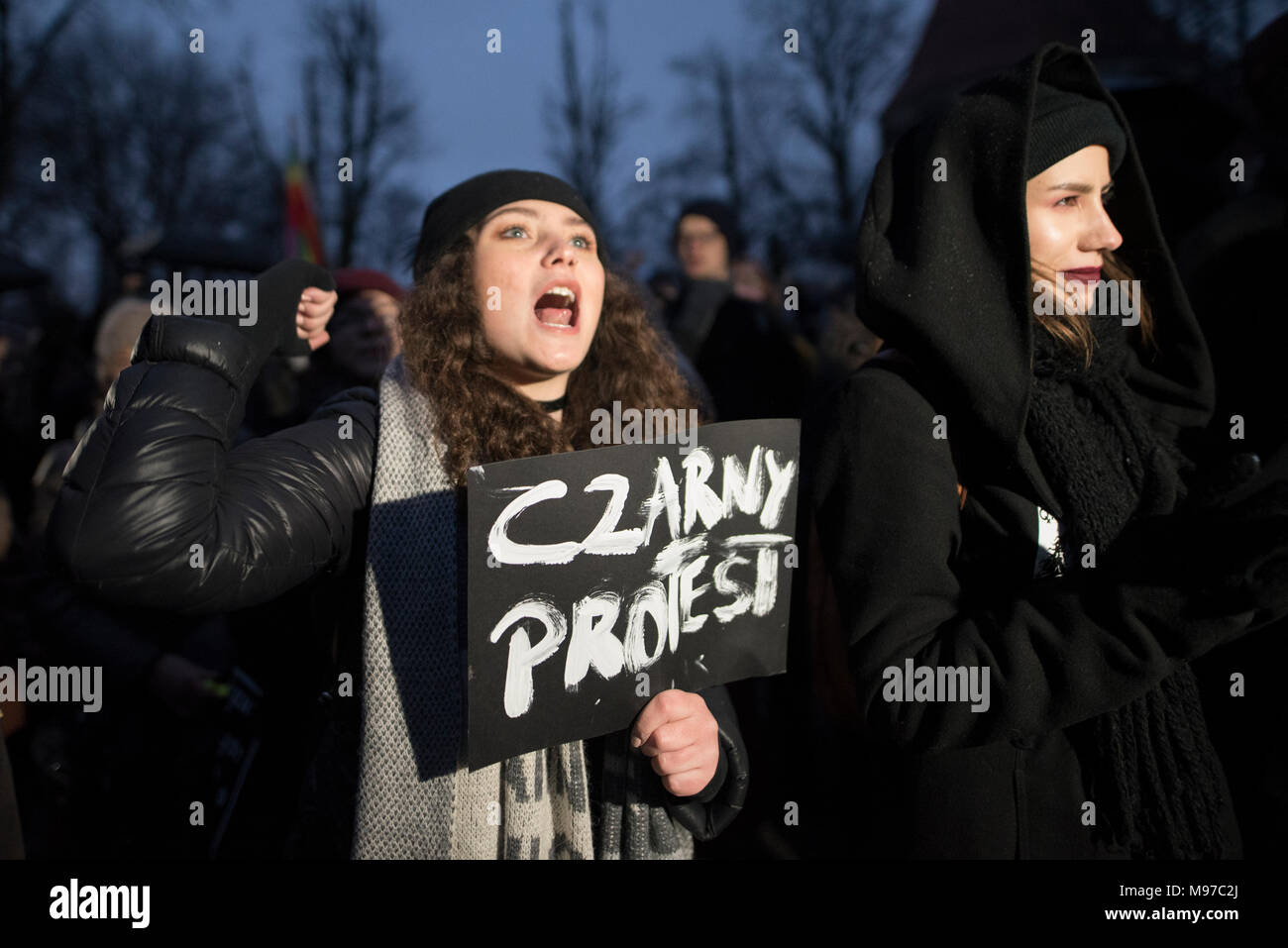 Poznan, Grande Polonia, Polonia. Il 23 marzo 2018. Venerdì nero - Nazionale Femminile sciopero. Lunedì 19 Marzo, un gruppo di deputati del partito di governo, il diritto e la giustizia (PIS) e Kukiz15, nel settore della giustizia e dei diritti umani, il Comitato ha dato un parere positivo sul progetto di arresto atto di aborto. L'iniziativa, che conduce Kaja Godek al piombo, vuole stringere la già restrittiva contro la legge sull aborto in Polonia. Mercoledì o giovedì, il parlamentare della politica sociale e della Commissione famiglia doveva avere luogo. Il voto in plenaria è stata prevista anche la. Credito: Slawomir Kowalewski/Alamy Live News Foto Stock