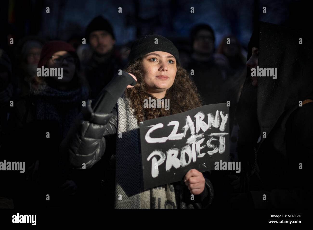Poznan, Grande Polonia, Polonia. Il 23 marzo 2018. Venerdì nero - Nazionale Femminile sciopero. Lunedì 19 Marzo, un gruppo di deputati del partito di governo, il diritto e la giustizia (PIS) e Kukiz15, nel settore della giustizia e dei diritti umani, il Comitato ha dato un parere positivo sul progetto di arresto atto di aborto. L'iniziativa, che conduce Kaja Godek al piombo, vuole stringere la già restrittiva contro la legge sull aborto in Polonia. Mercoledì o giovedì, il parlamentare della politica sociale e della Commissione famiglia doveva avere luogo. Il voto in plenaria è stata prevista anche la. Credito: Slawomir Kowalewski/Alamy Live News Foto Stock