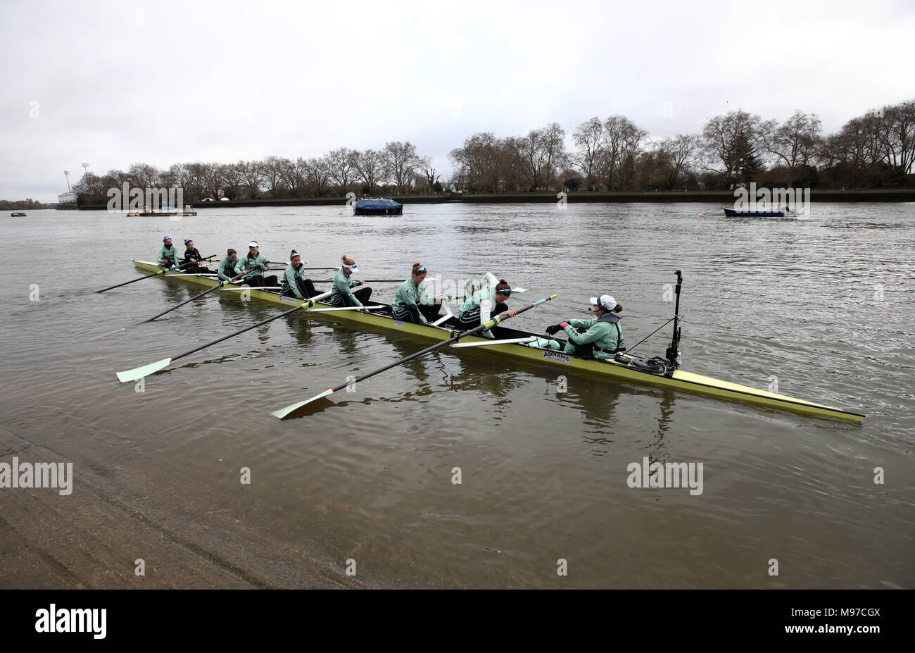 Università di Cambridge donne durante una sessione di training sul Fiume Tamigi. Foto Stock