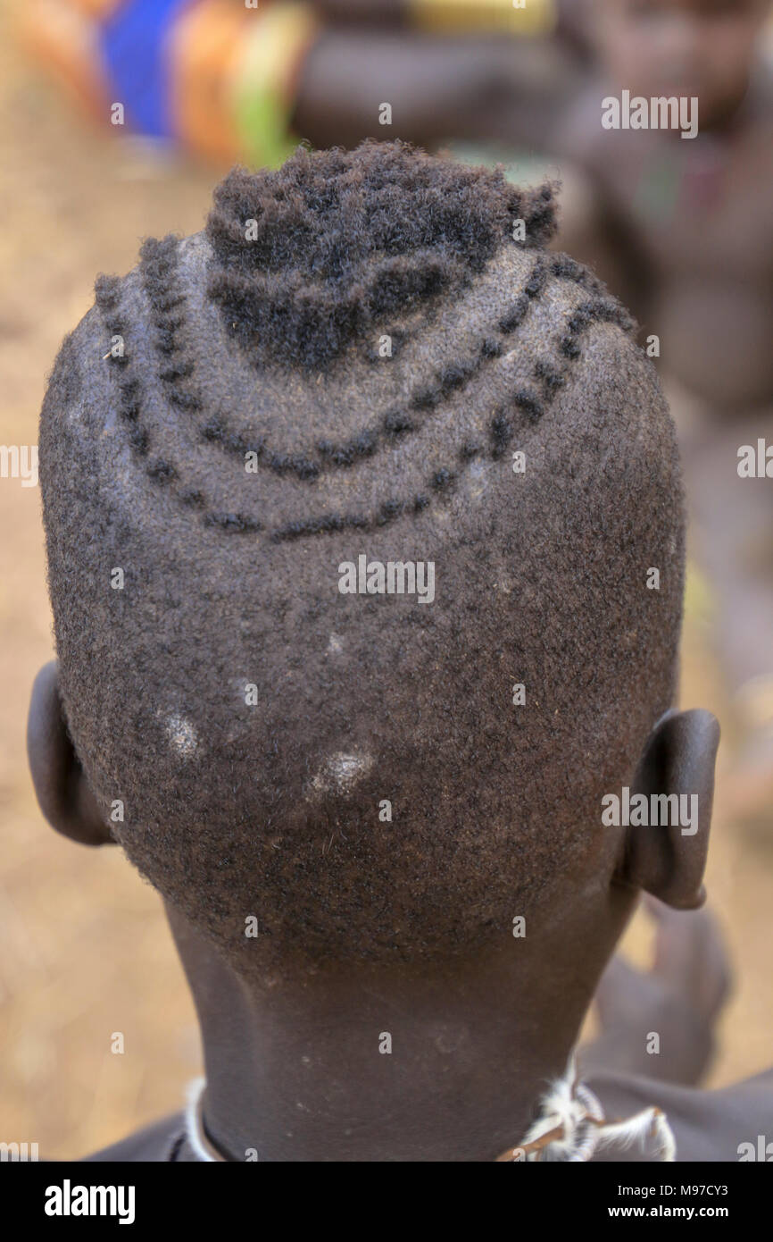 Tribù dei Mursi in Omom River Valley, Etiopia. Un giovane tribeswoman con la bellezza di cicatrici, la tribù dei Mursi è un bestiame nomadi herder gruppo etnico loca Foto Stock