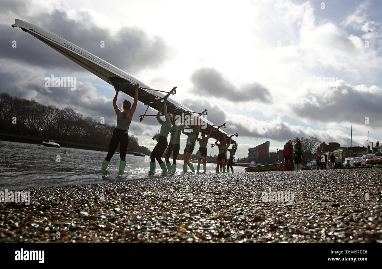 Università di Cambridge donne durante la sessione di formazione sul Fiume Tamigi. Foto Stock