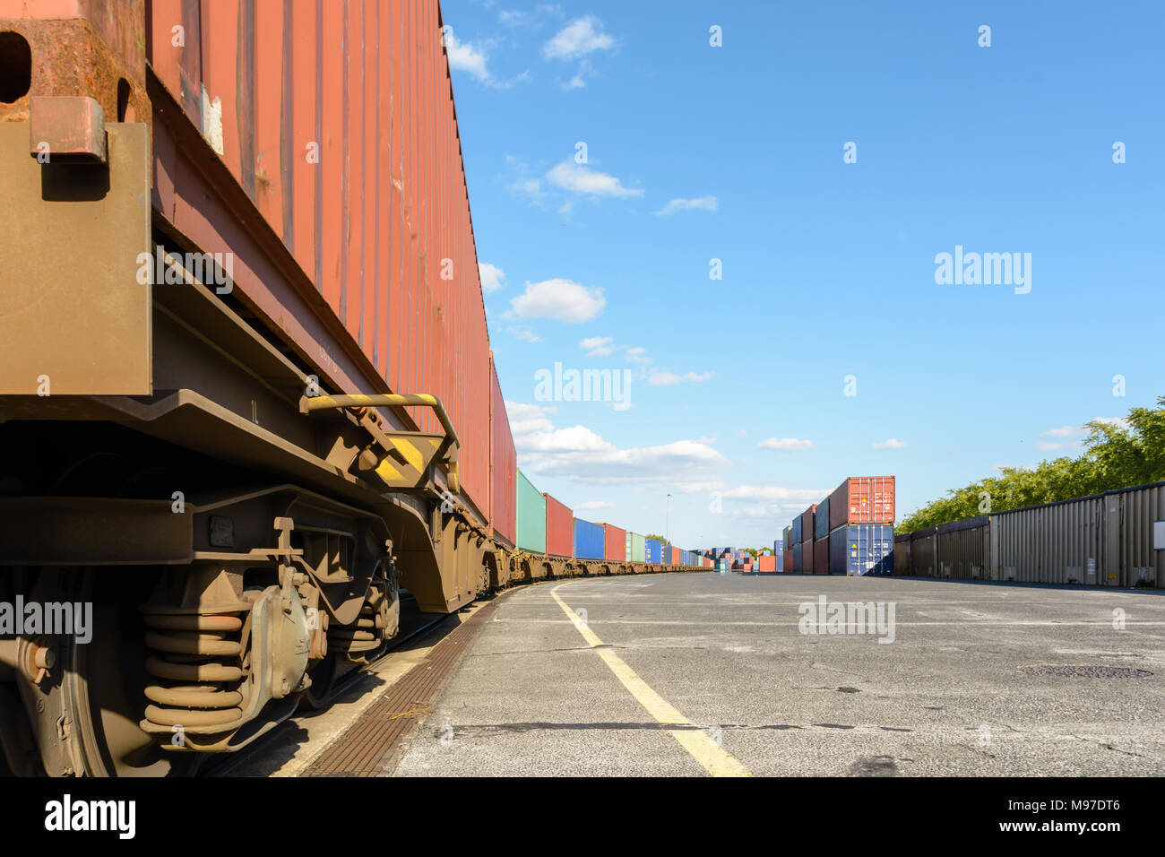 Un treno di contenitori parcheggiati in un cantiere di spedizione sul fiume Marne per la fornitura dei supermercati in Parigi. Foto Stock