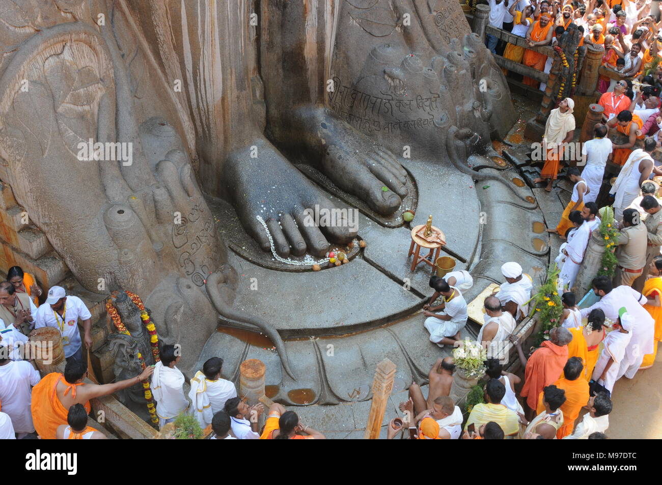 Jain devoti ai piedi di gomateshvara bahubali statua, Shravanbelagola, Hassan, Karnataka, India Foto Stock