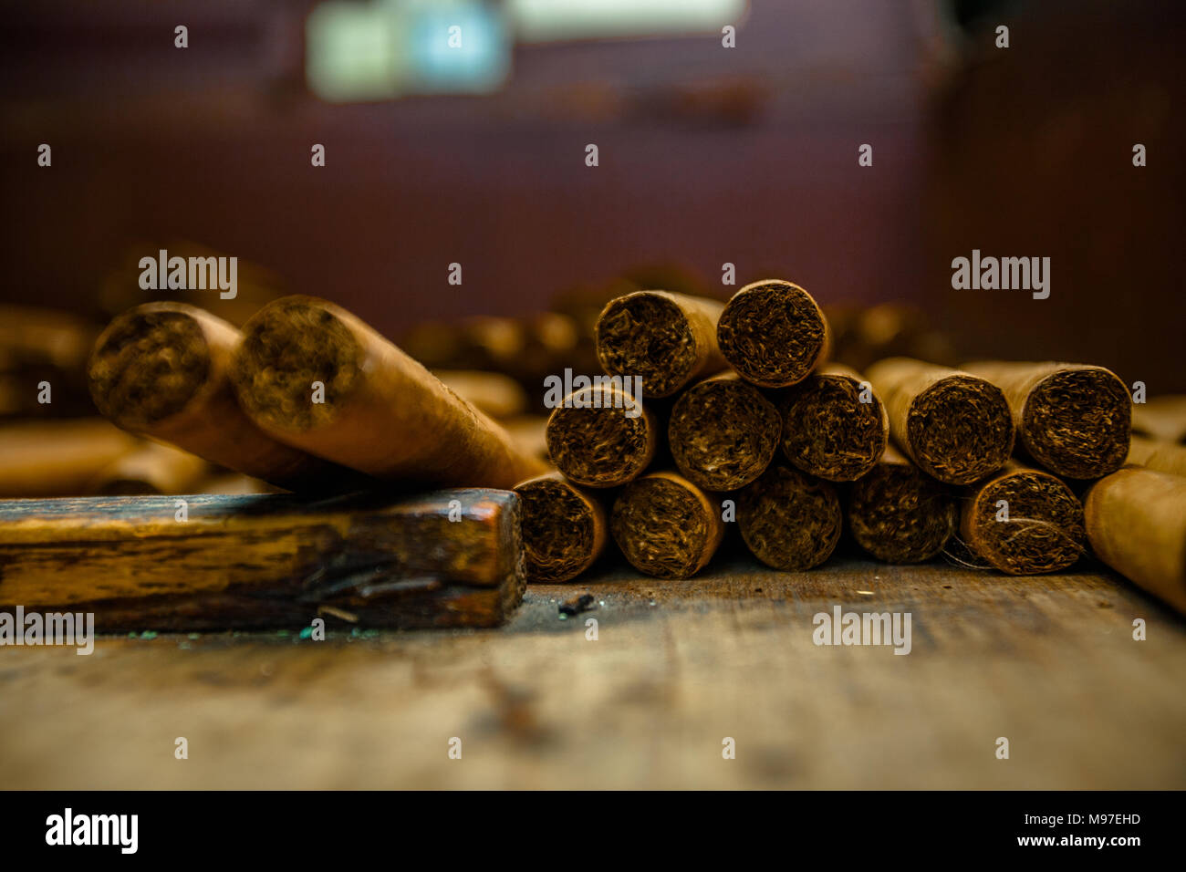Un mucchio di fatti a mano i sigari cubani in attesa di essere imballato per la spedizione in una fabbrica a l'Avana, Cuba Foto Stock