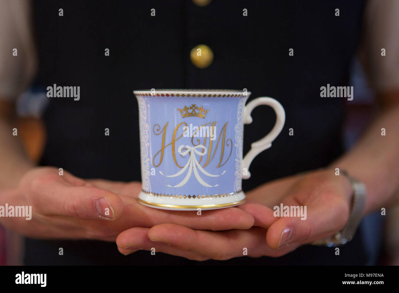 Una tazza di tè con le iniziali H E M che fa parte della nuova gamma  ufficiale della Cina per celebrare il futuro matrimonio del principe Harry  e Meghan Markle è visualizzato