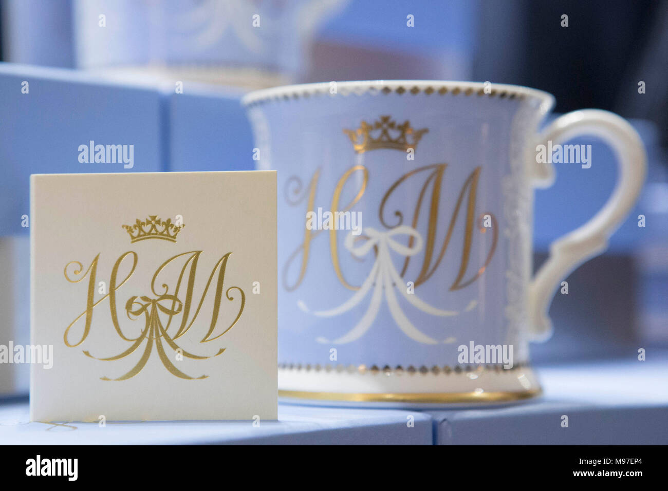 Una tazza di tè con le iniziali H E M che fa parte della nuova gamma  ufficiale della Cina per celebrare il futuro matrimonio del principe Harry  e Meghan Markle è visualizzato