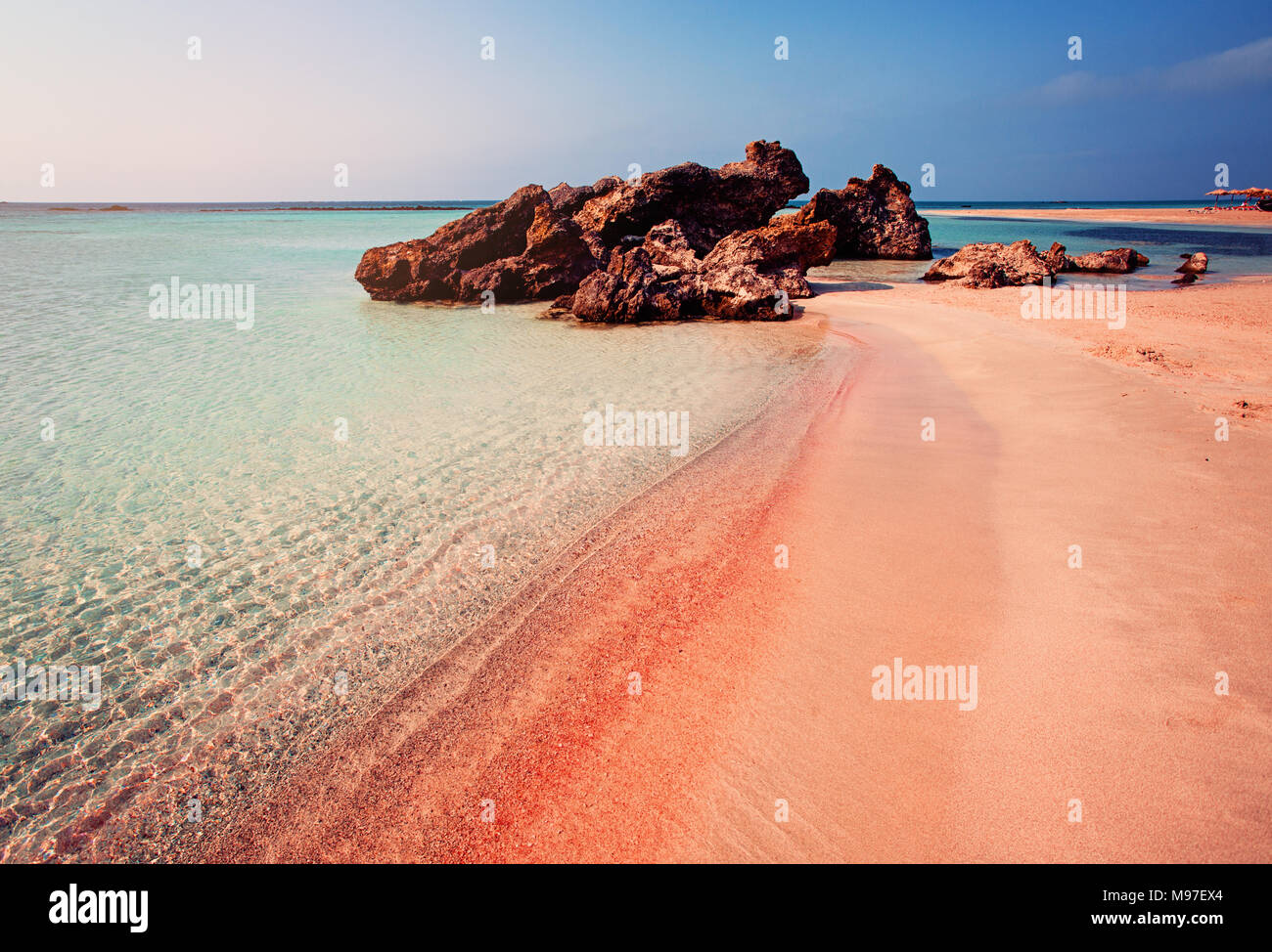 Lo splendido paesaggio di Elafonissi spiaggia con sabbia rosa a Creta Grecia  Foto stock - Alamy