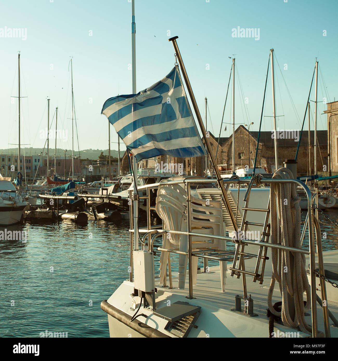 Porta la bandiera greca e barche. Impressioni della Grecia Foto Stock
