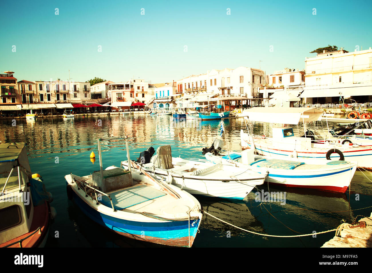 Rethymnon vecchio centro della città con le barche in mare bay, impressioni della Grecia Foto Stock