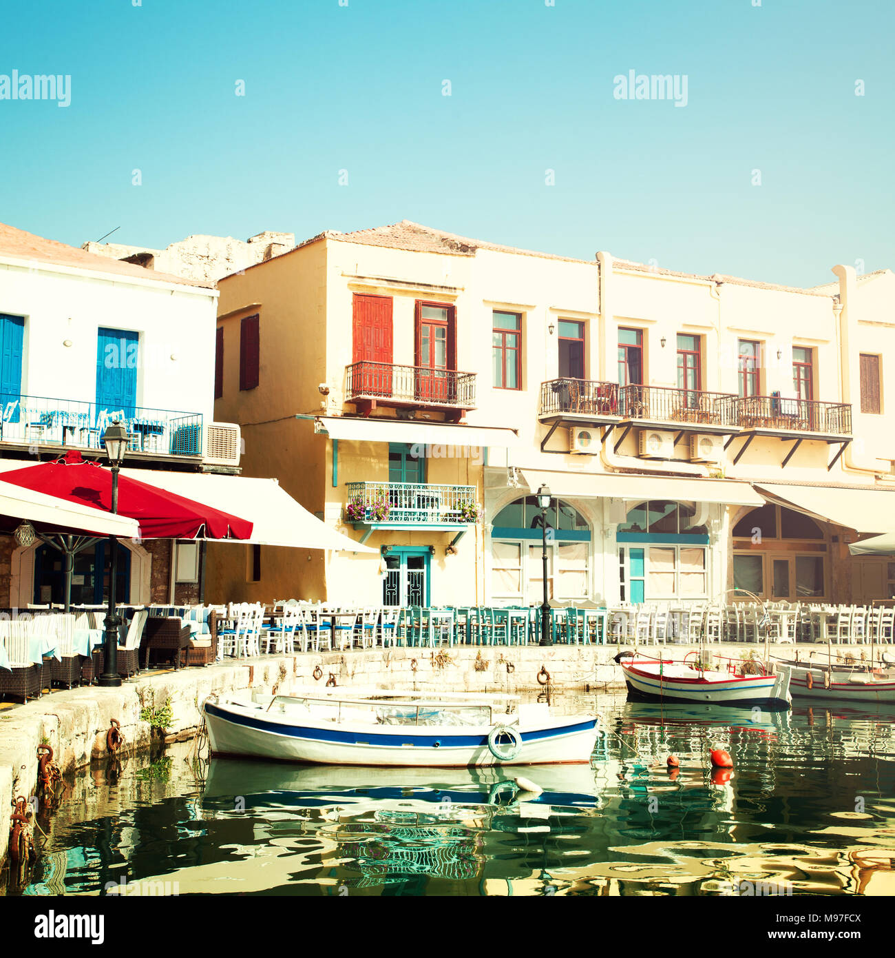 Creta Rethymnon, coffee shop, barche e mare, impressioni della Grecia Foto Stock