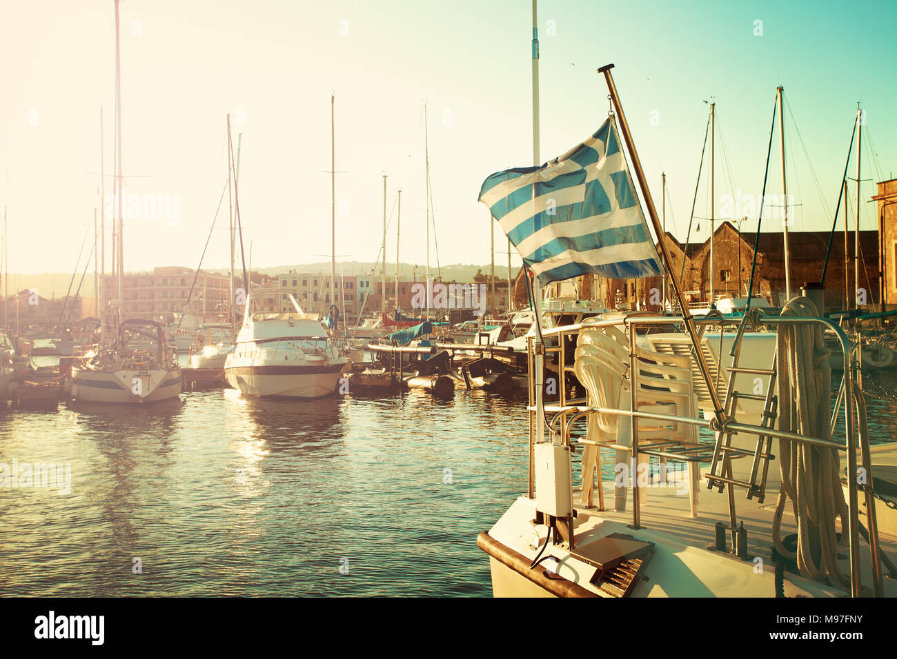 Bandiera Greca e barche. Impressioni della Grecia Foto Stock