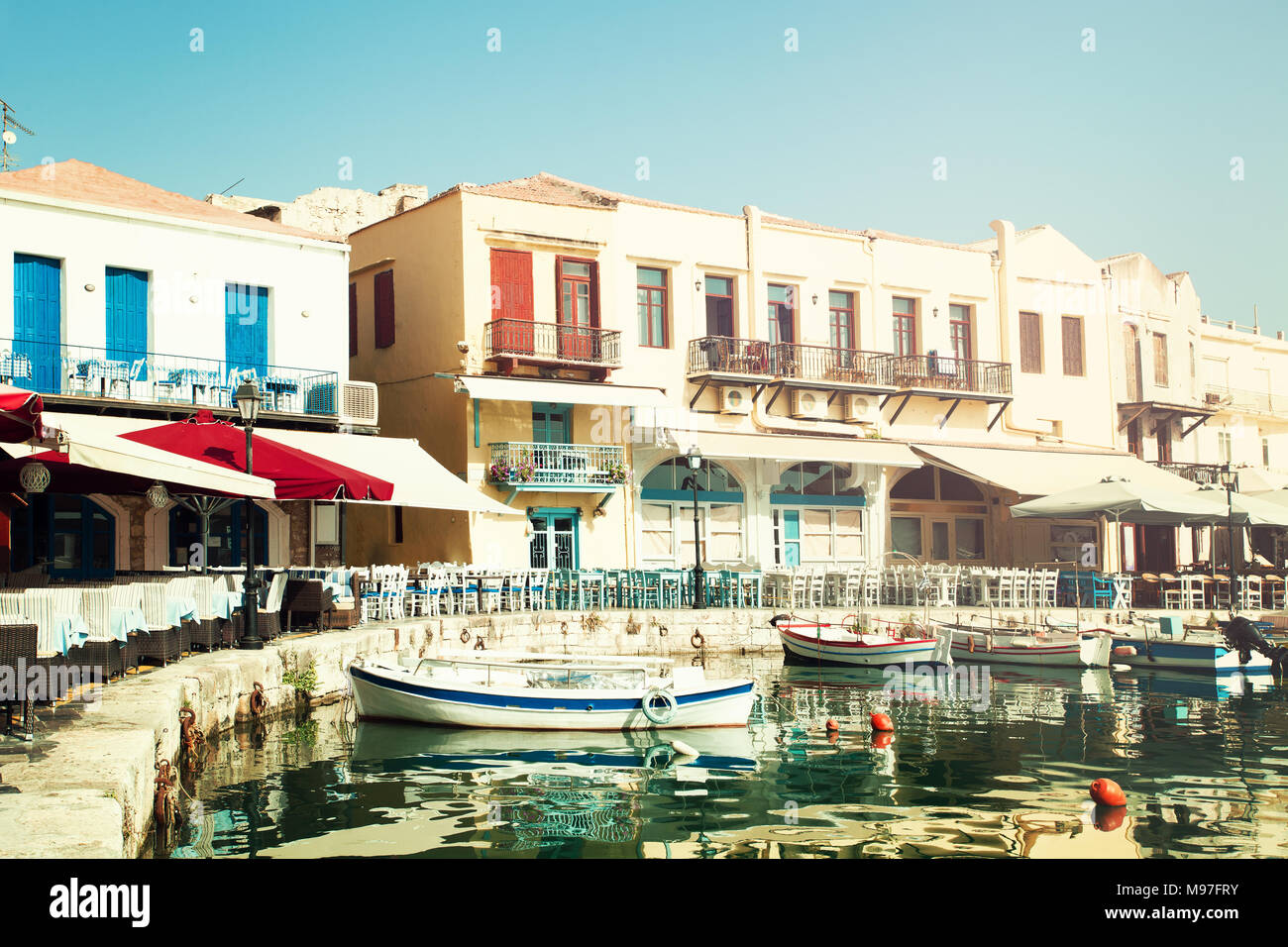La Grecia. Creta Rethymnon, barche, mare e ristorante. Impressione di Grecia Foto Stock