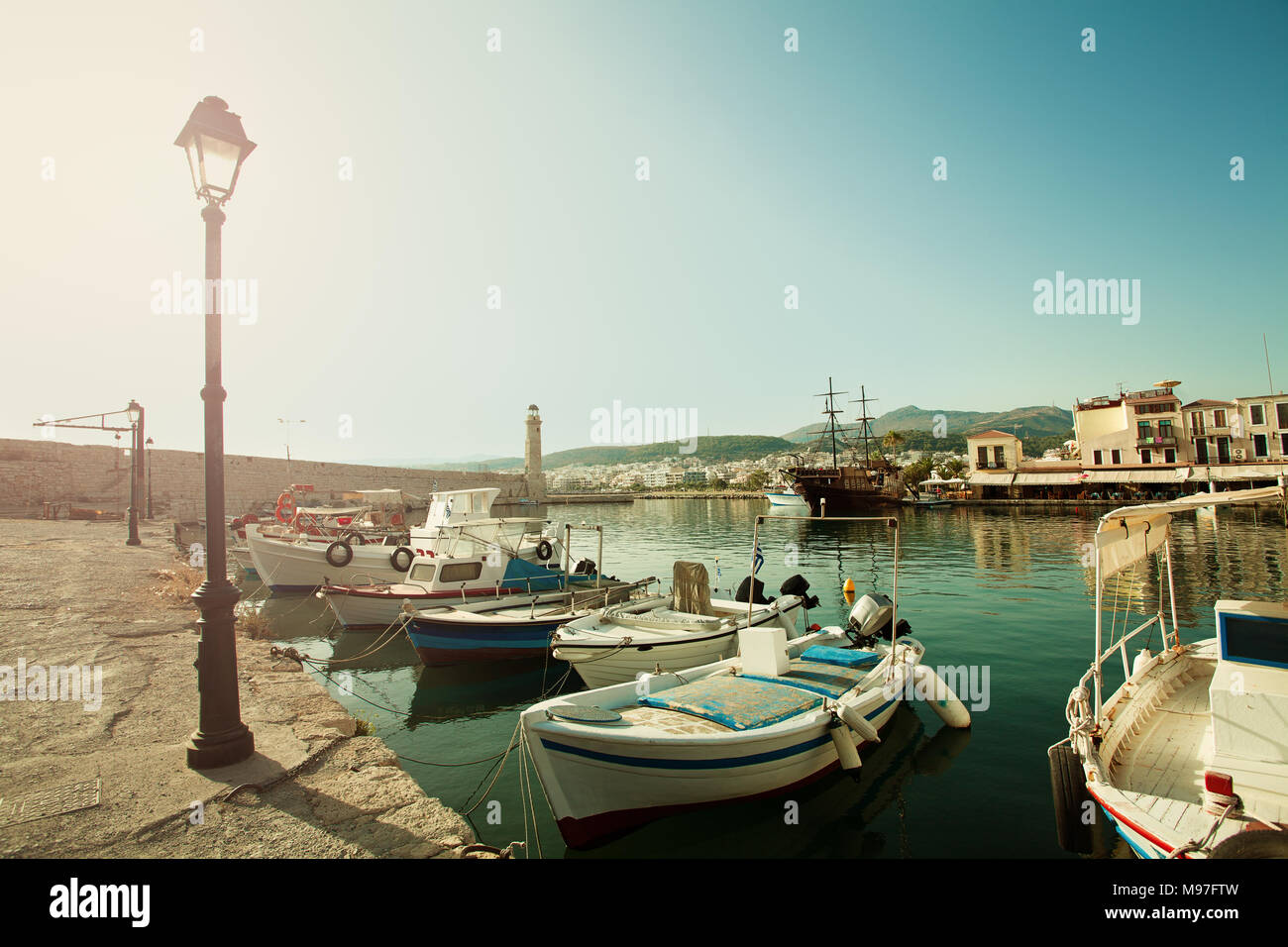 La città di Rethymnon, Creta, Grecia. Barche, del mare e del faro. Impressione di Grecia Foto Stock