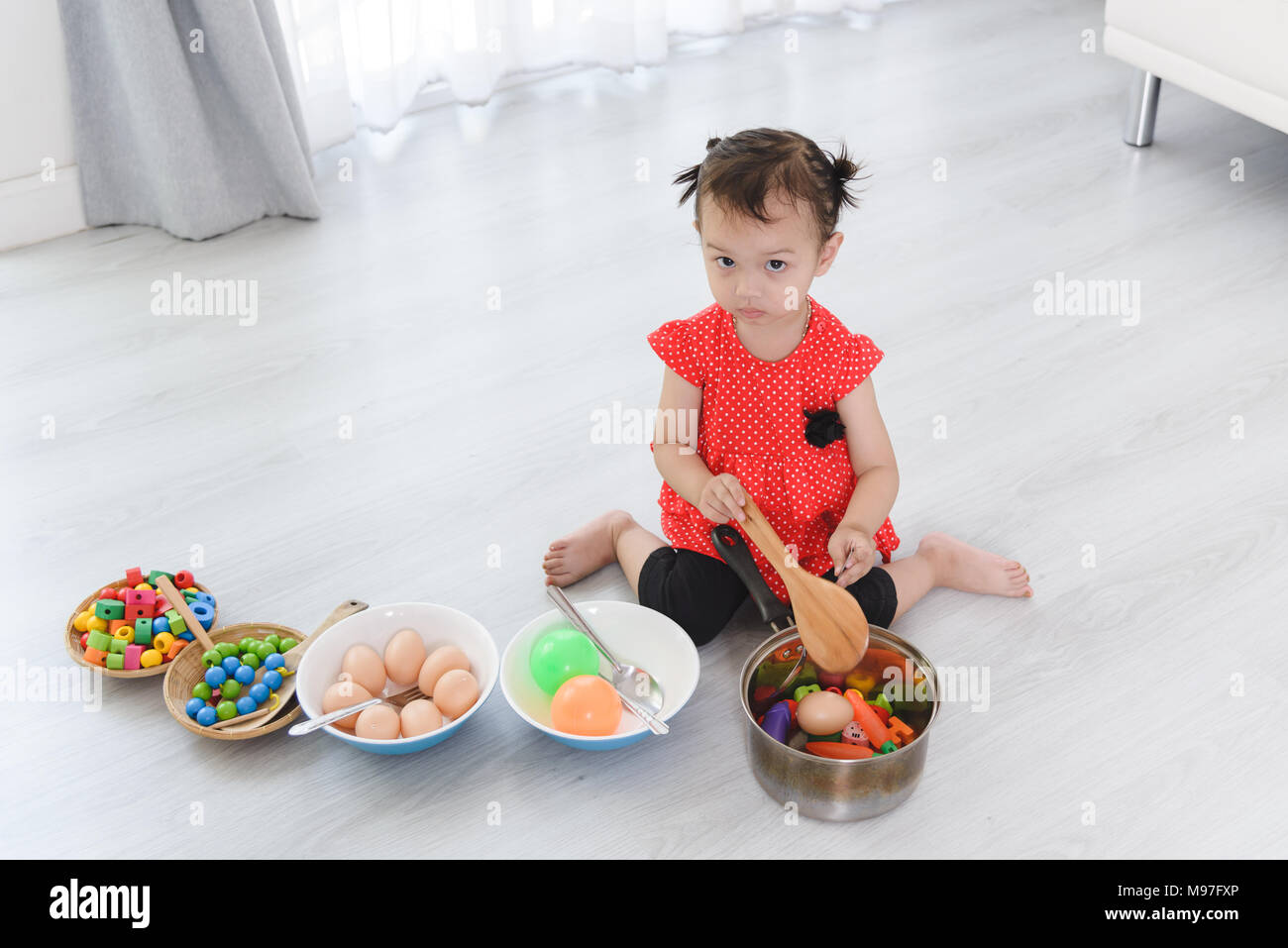 Bambino asiatico giocando un chef a domicilio. Foto Stock