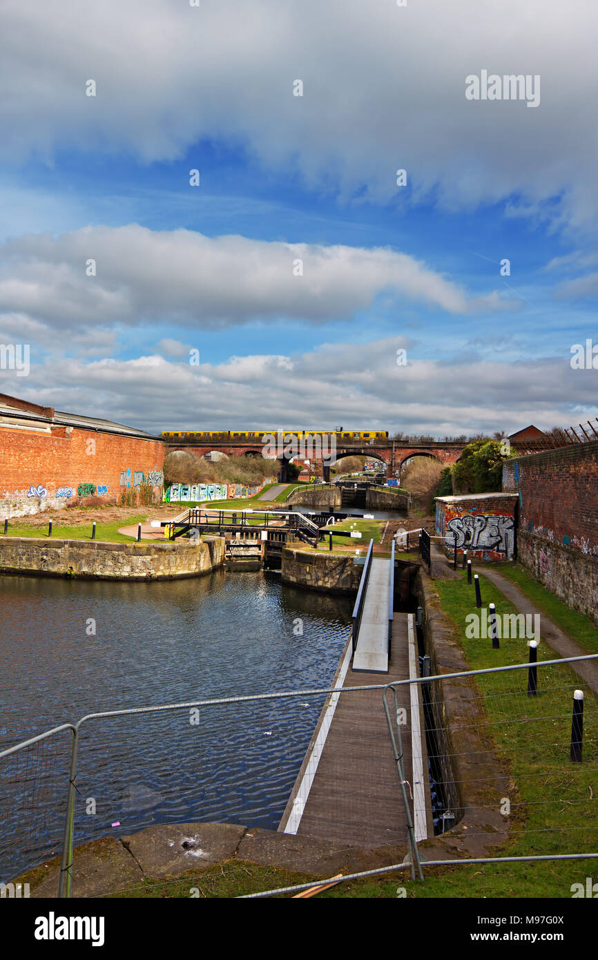 Il Leeds e Liverpool Canal a Stanley Dock blocca Liverpool subendo importanti la rigenerazione e il programma di manutenzione. Foto Stock