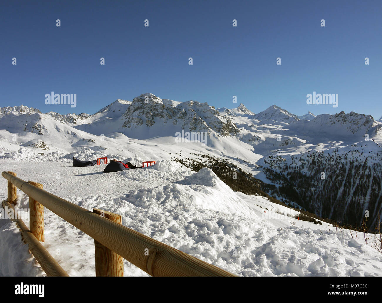 La svizzera di sci e legato resort di St Luc e Chandolin in Vallese della Svizzera. Guardando verso il Cervino e il Mont Cervin Foto Stock