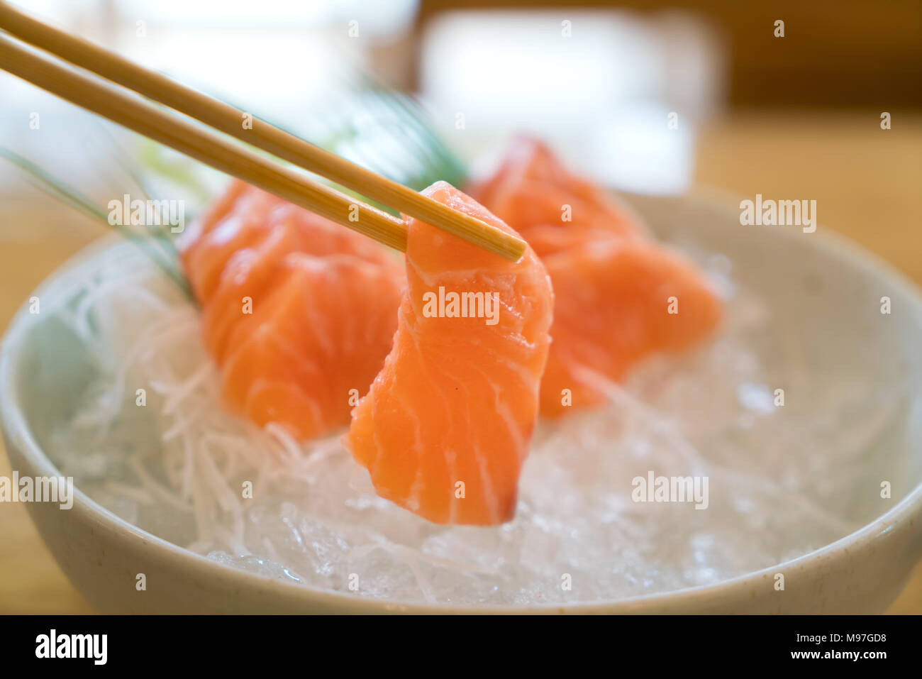 Raw fetta di salmone o sashimi di salmone in stile Giapponese servire fresco su ghiaccio nel recipiente. Foto Stock